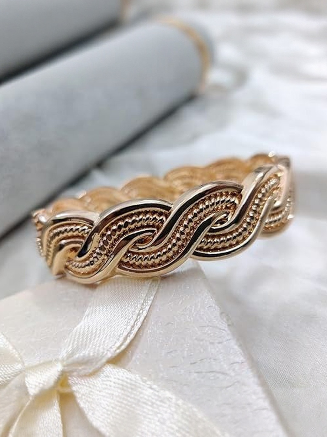 Lovemi Movements Women Bangle-Style Bracelet