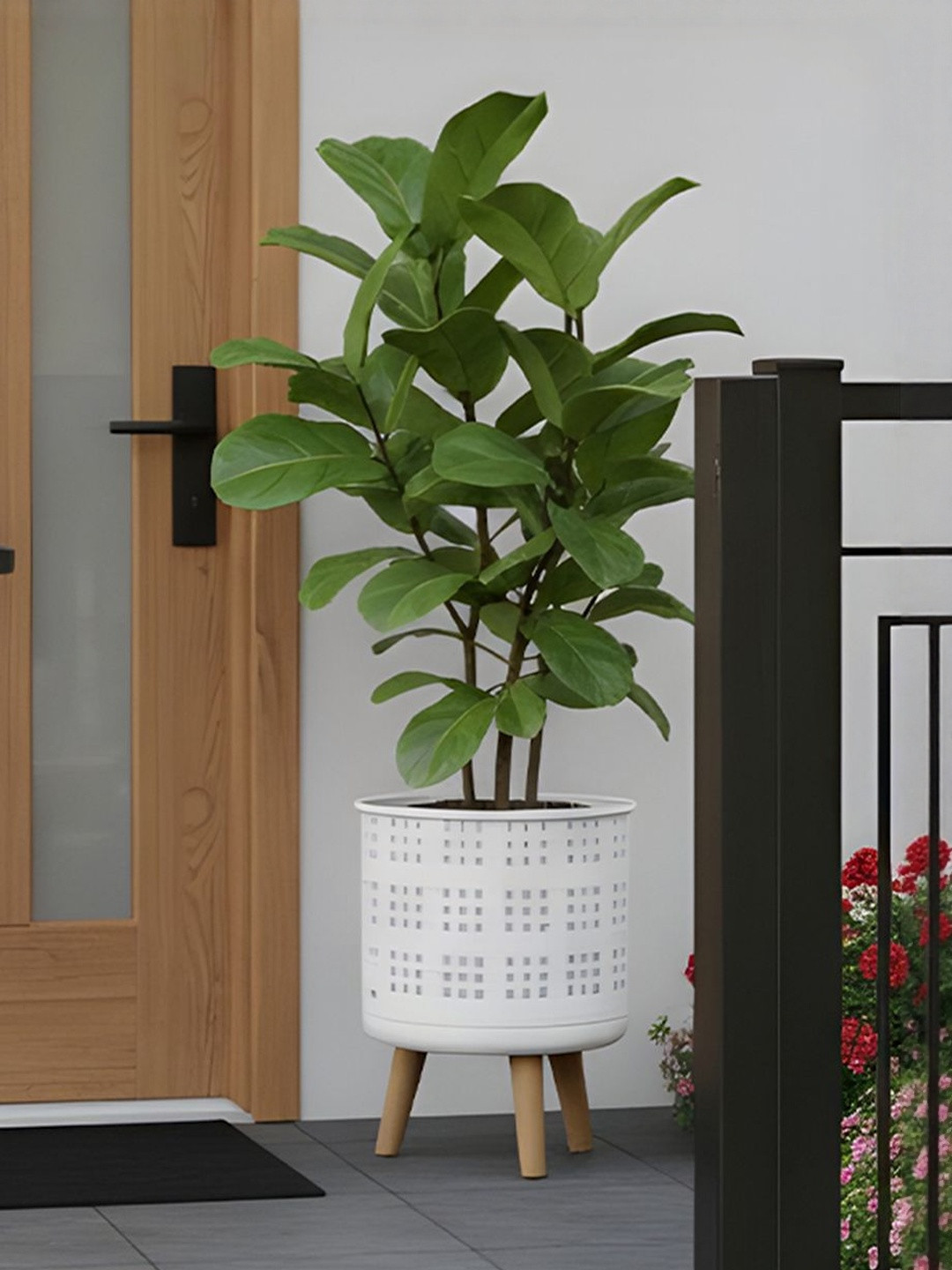 AARVI DECOR STUDIO White Mesh-Designed Freestanding Round Plater