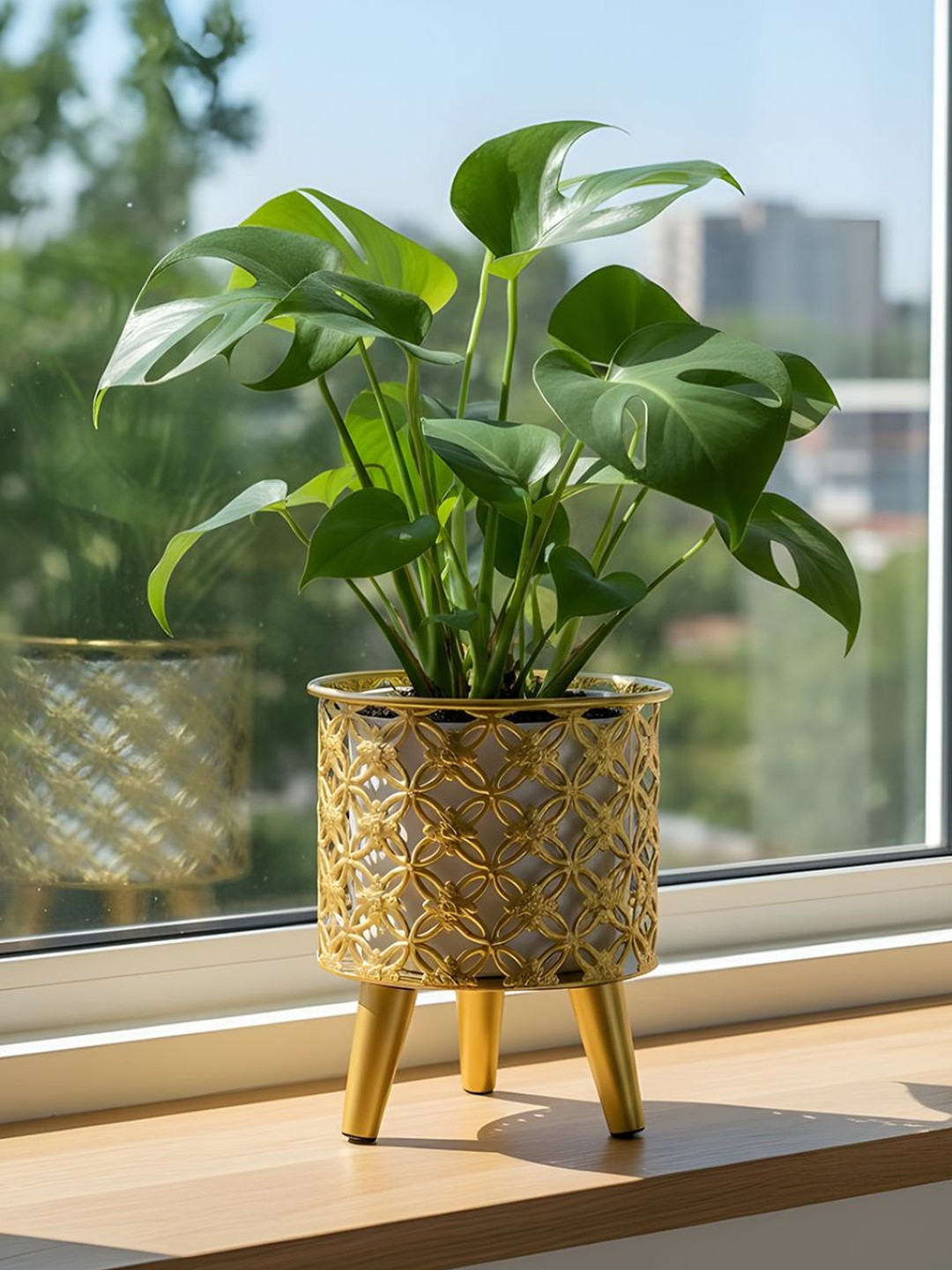 AARVI DECOR STUDIO Mesh-Designed Freestanding Round Bloom Planter