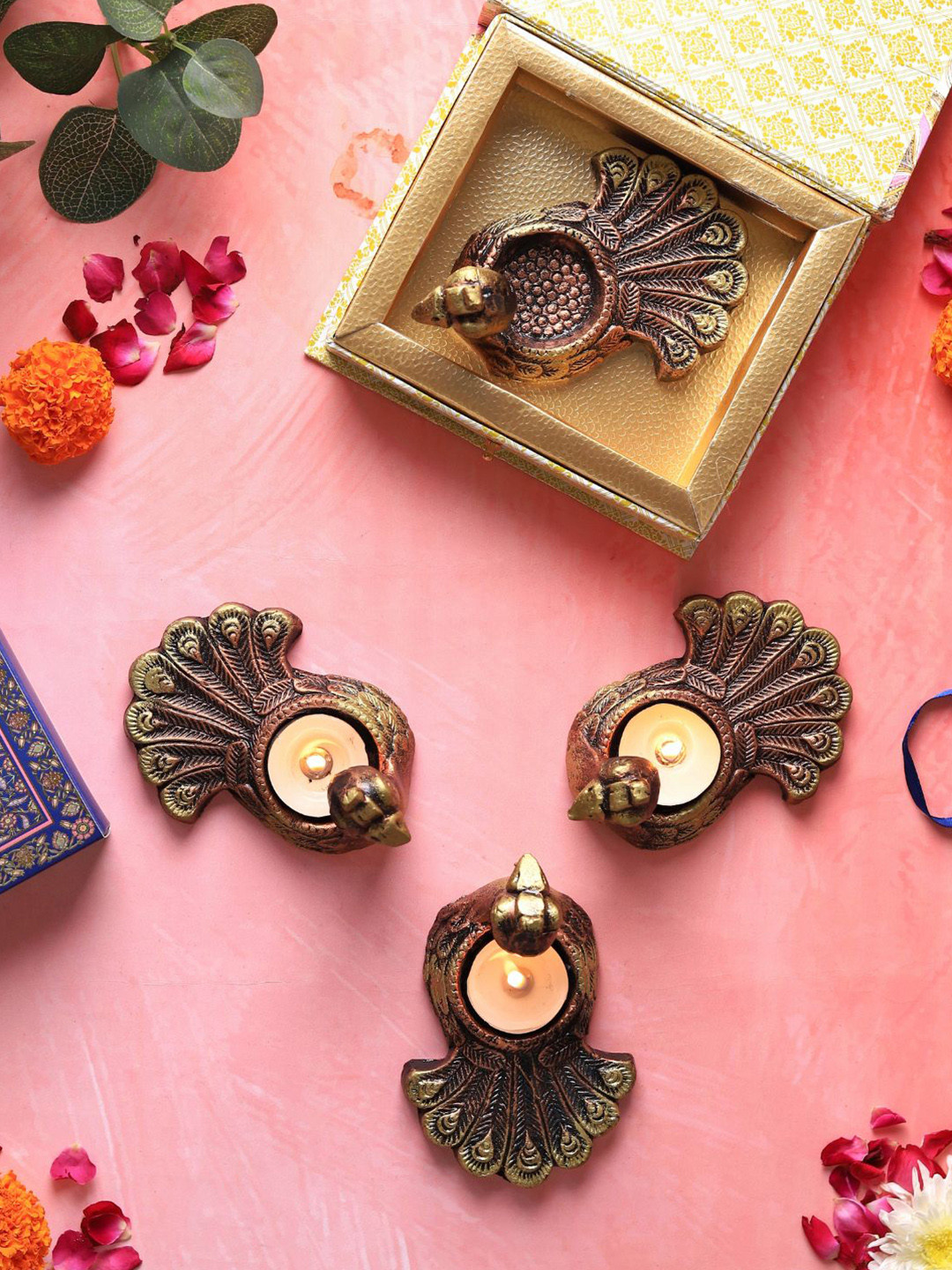 The handicraftian Bronze-Coloured & Gold-Toned 4 Pieces Textured Terracotta Candle Holders