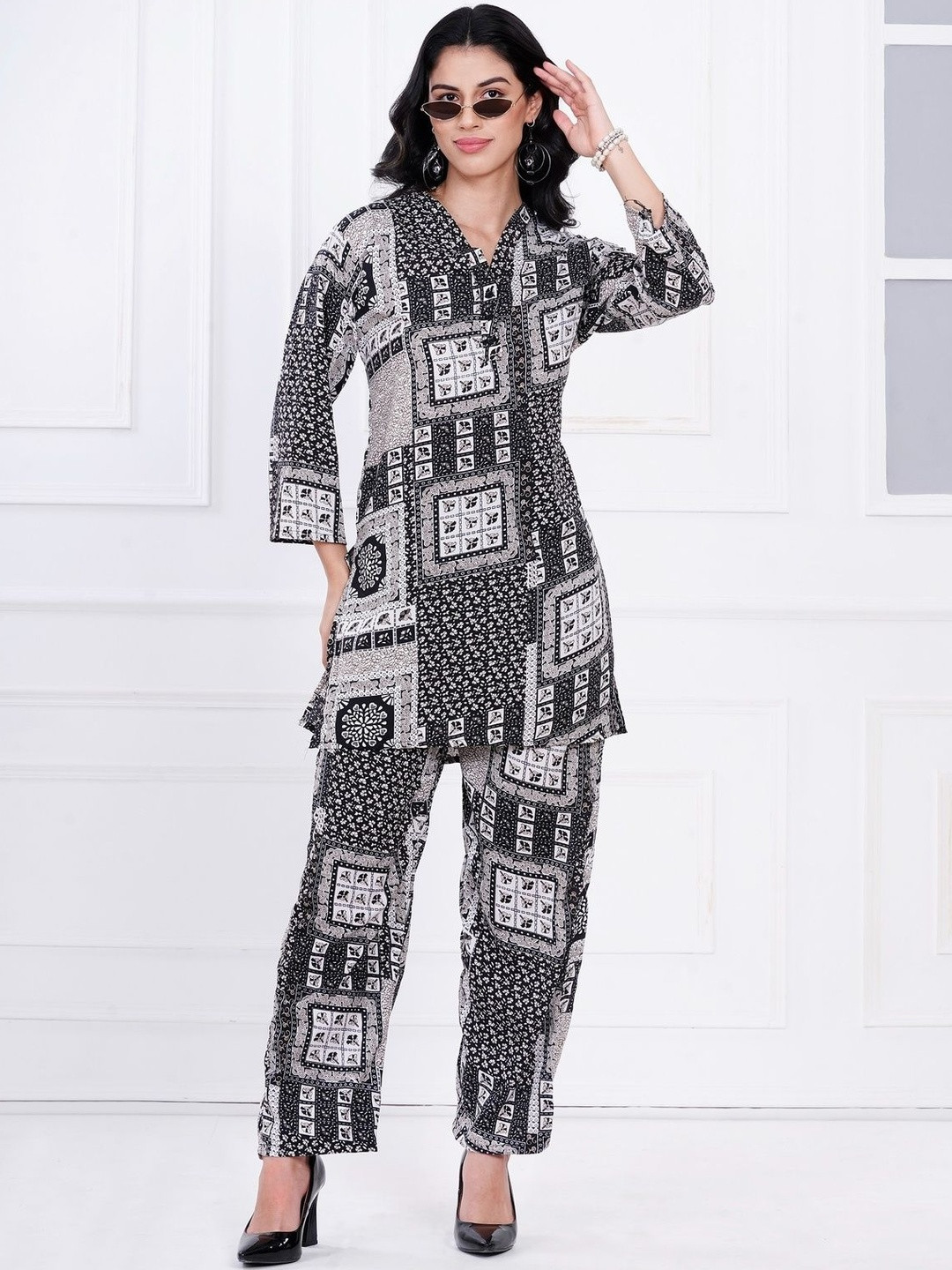 LILY BUDS Printed V-Neck Top & Trousers Co-Ords Set