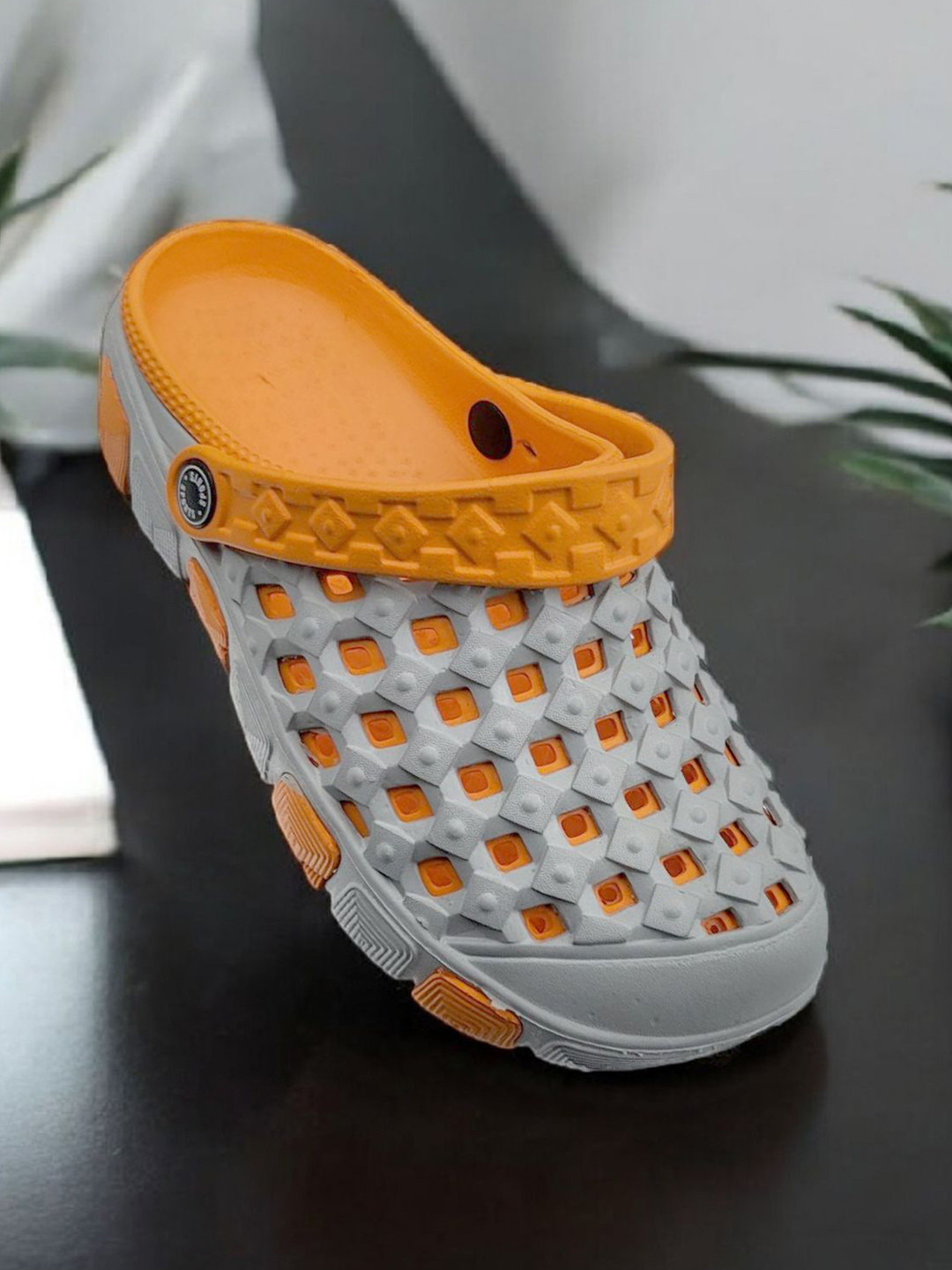 INKLENZO Men Checked Clogs