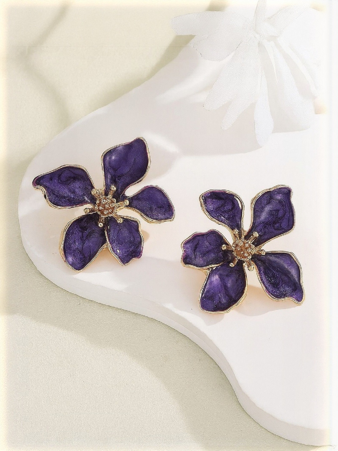 ISHKAARA Women Contemporary Petals Charm Studs Earrings