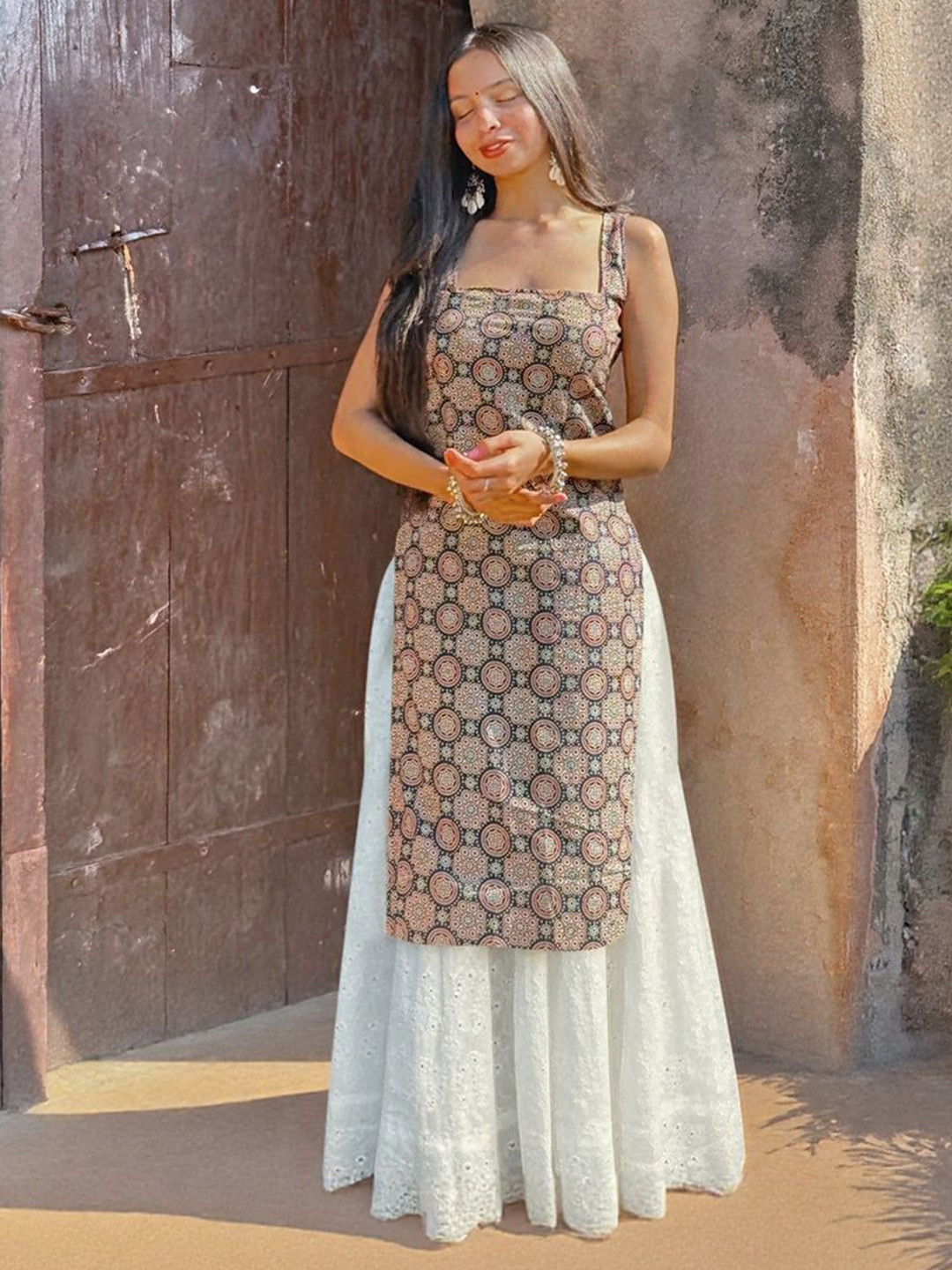 Aaghnya Geometric Printed Sleeveless Square Neck Indie Prints Straight Kurta