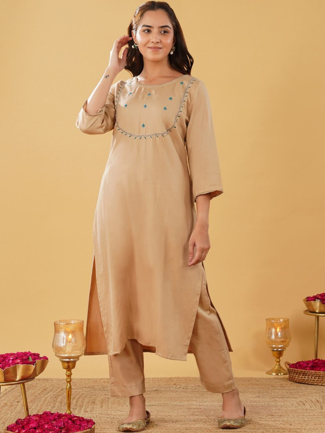 Zuri Women Embroidery Kurta with Pant Kurta Sets