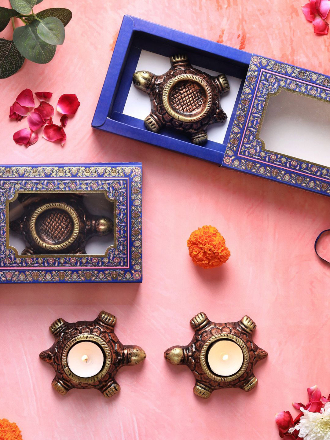 The handicraftian 4-Pcs Bronze-Coloured & Gold Textured Candle Holder