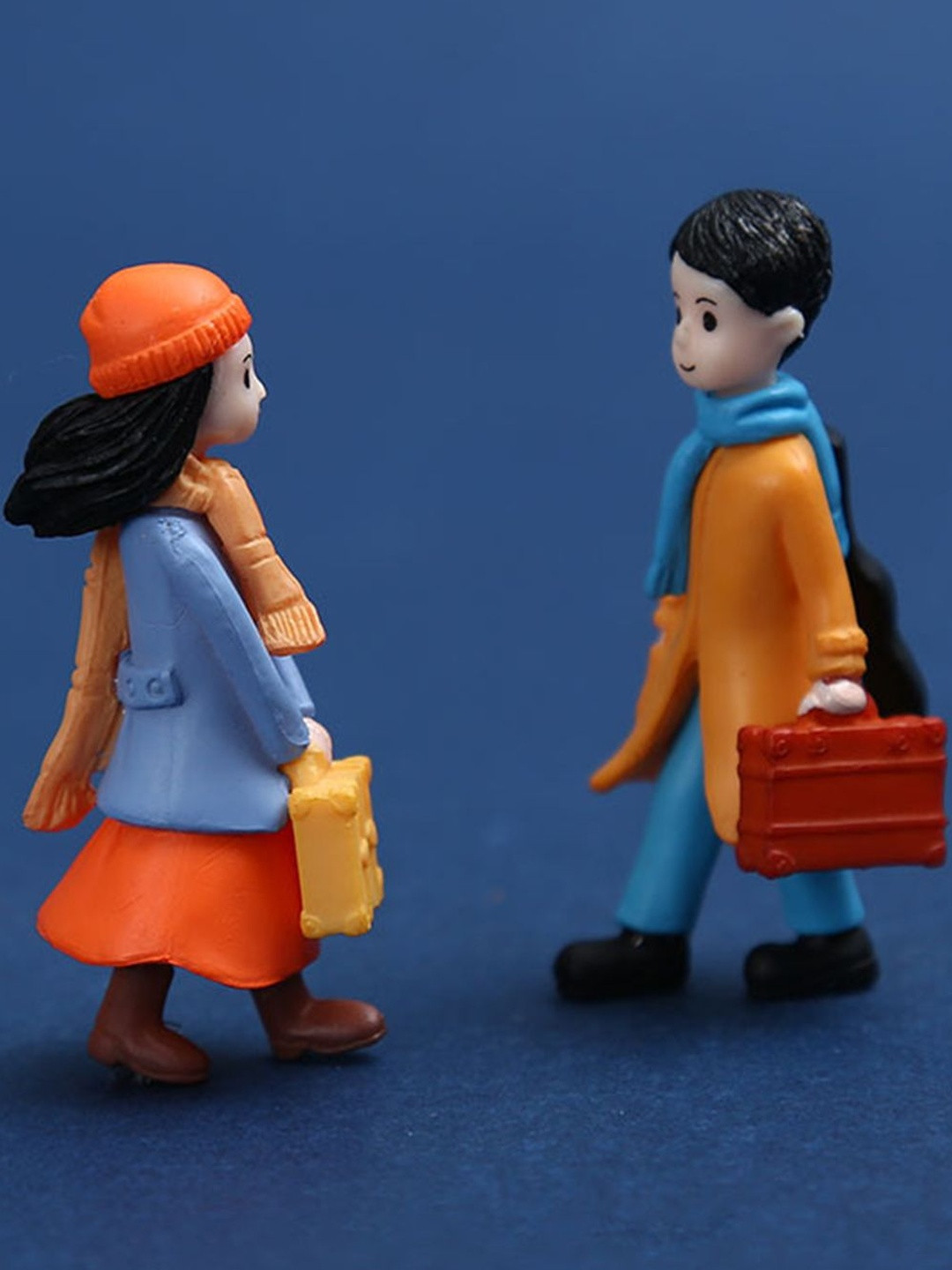 DEALSEVEN FASHION 2 Pieces Orange Romantic Winter Couple Miniature Figurine Showpieces