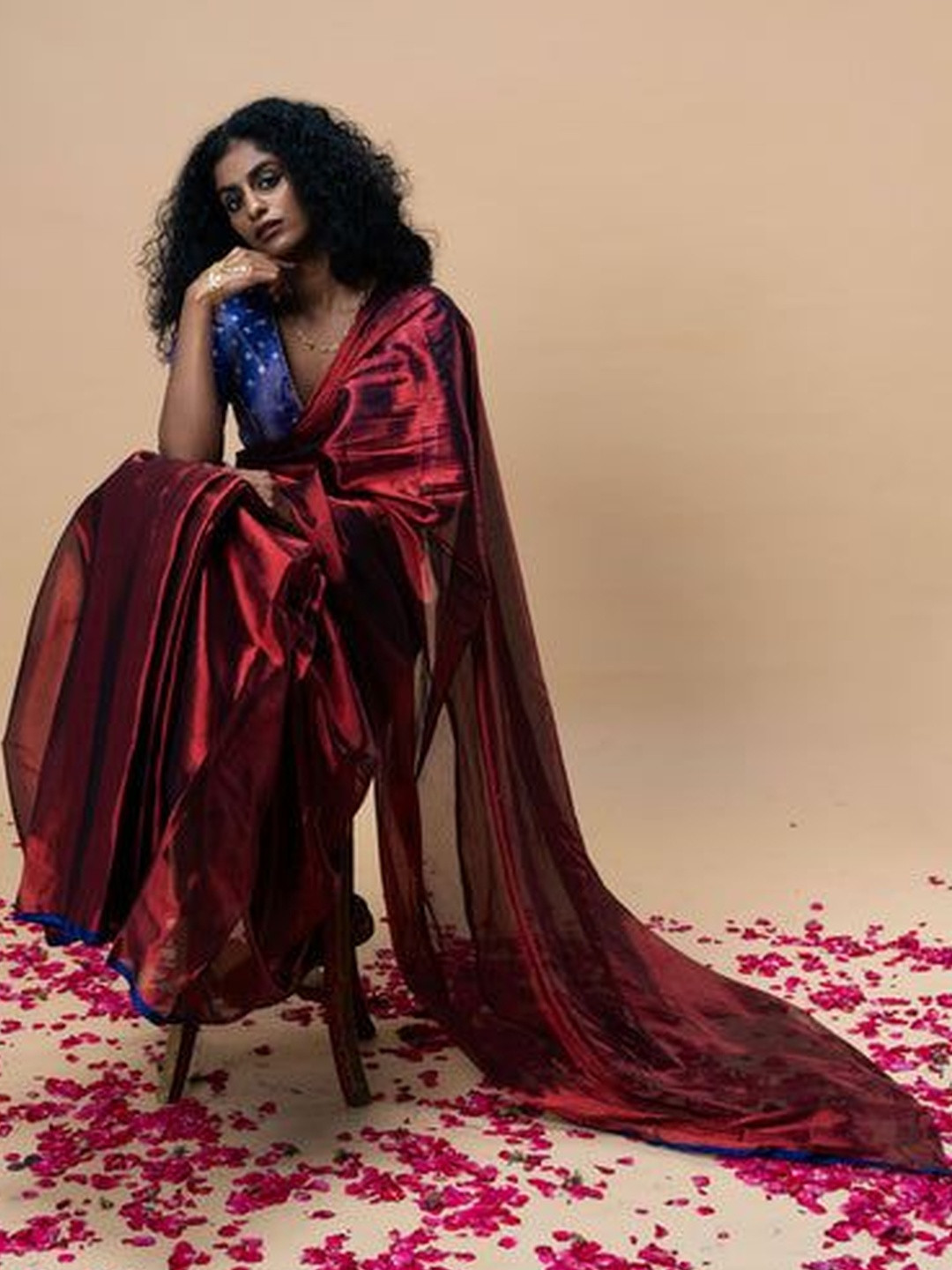 HUTS AND LOOMS Tanvya Women Red Handwoven Tissue Saree with Blue Border