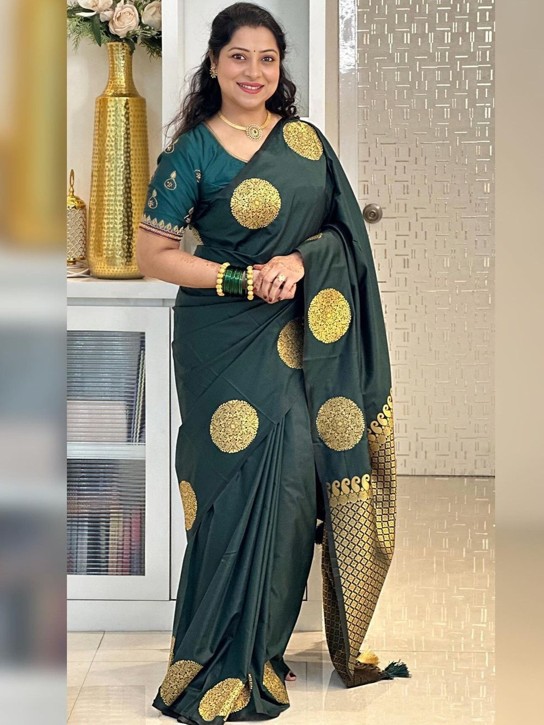 CANIZZAROWoven Design Banarasi Saree With Unstitched Blouse Piece