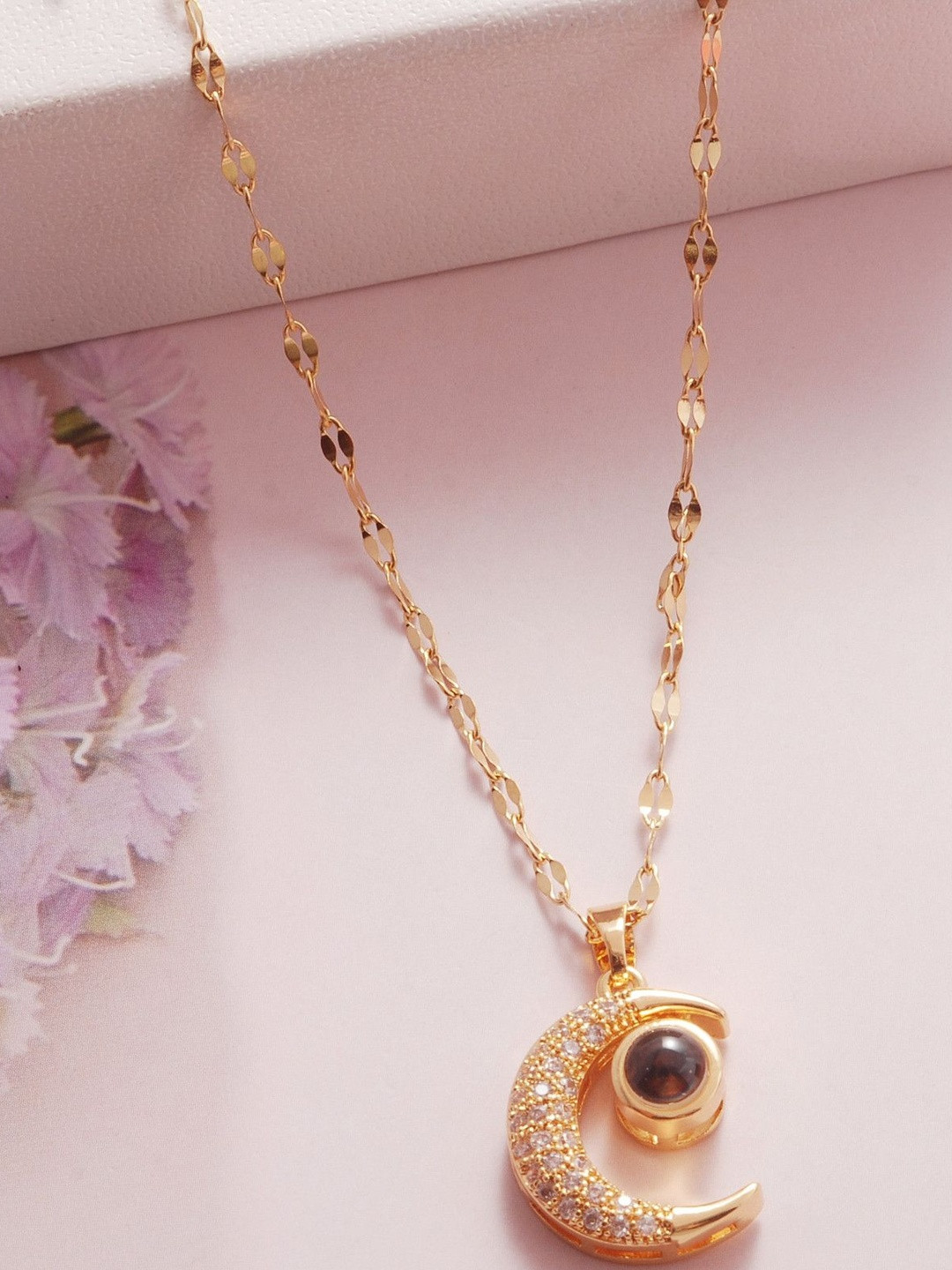 DressBerry Crescent Moon Gold-plated Necklace