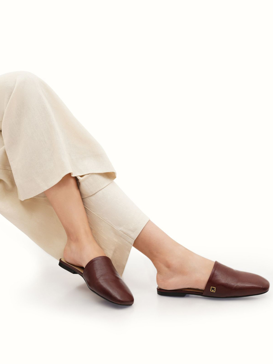 Hidesign Women Round Toe Slip-On Mules Flats