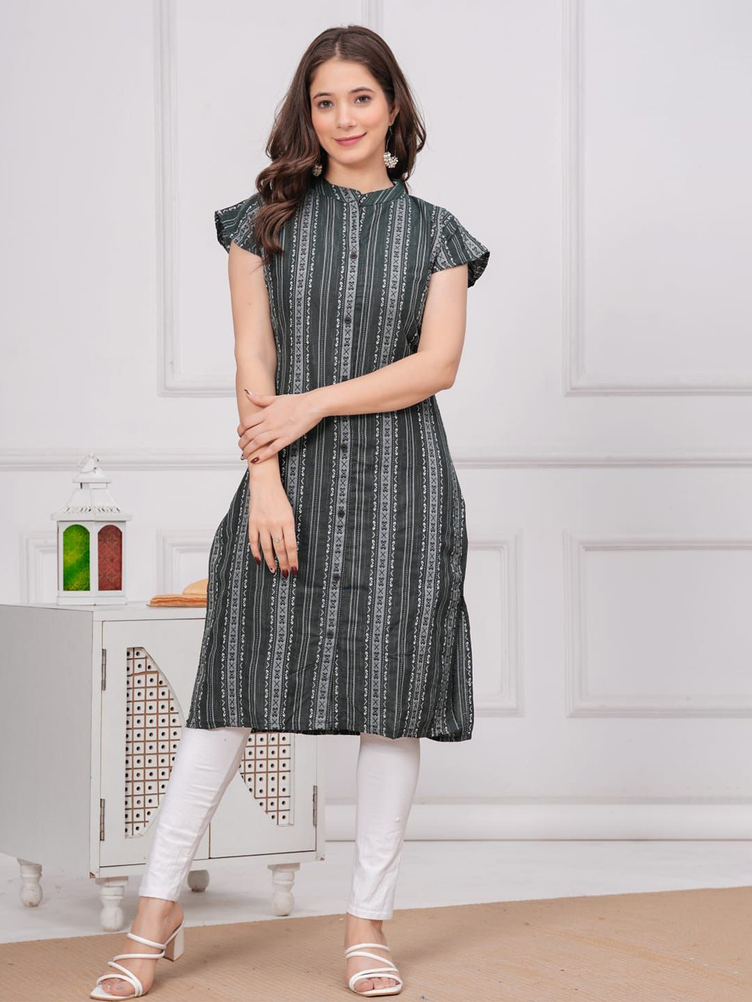 XHE Women Printed Mandarin Collar Straight Kurta