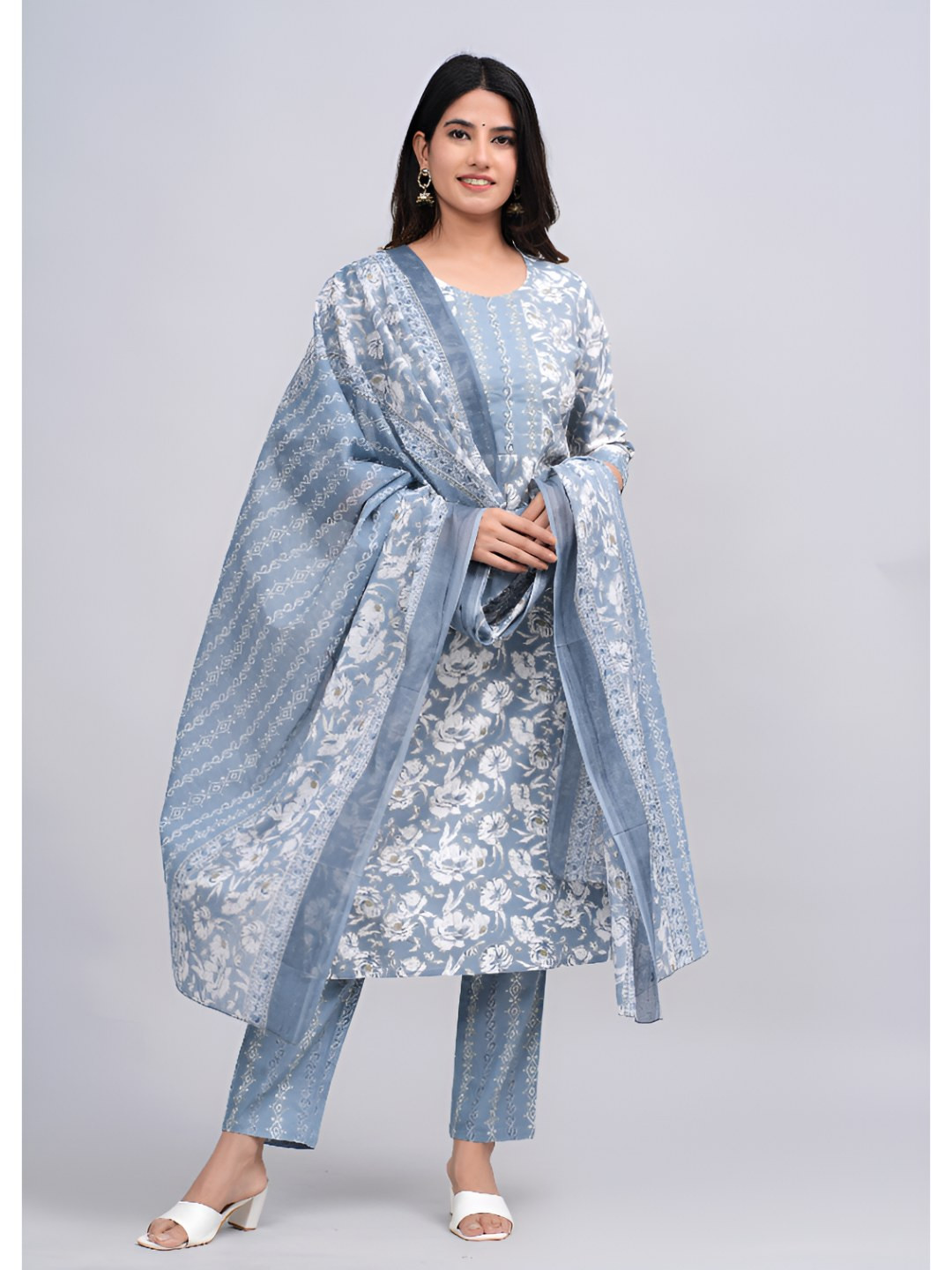 HARIYALI Women Floral Printed Kurta with Trousers & Dupatta