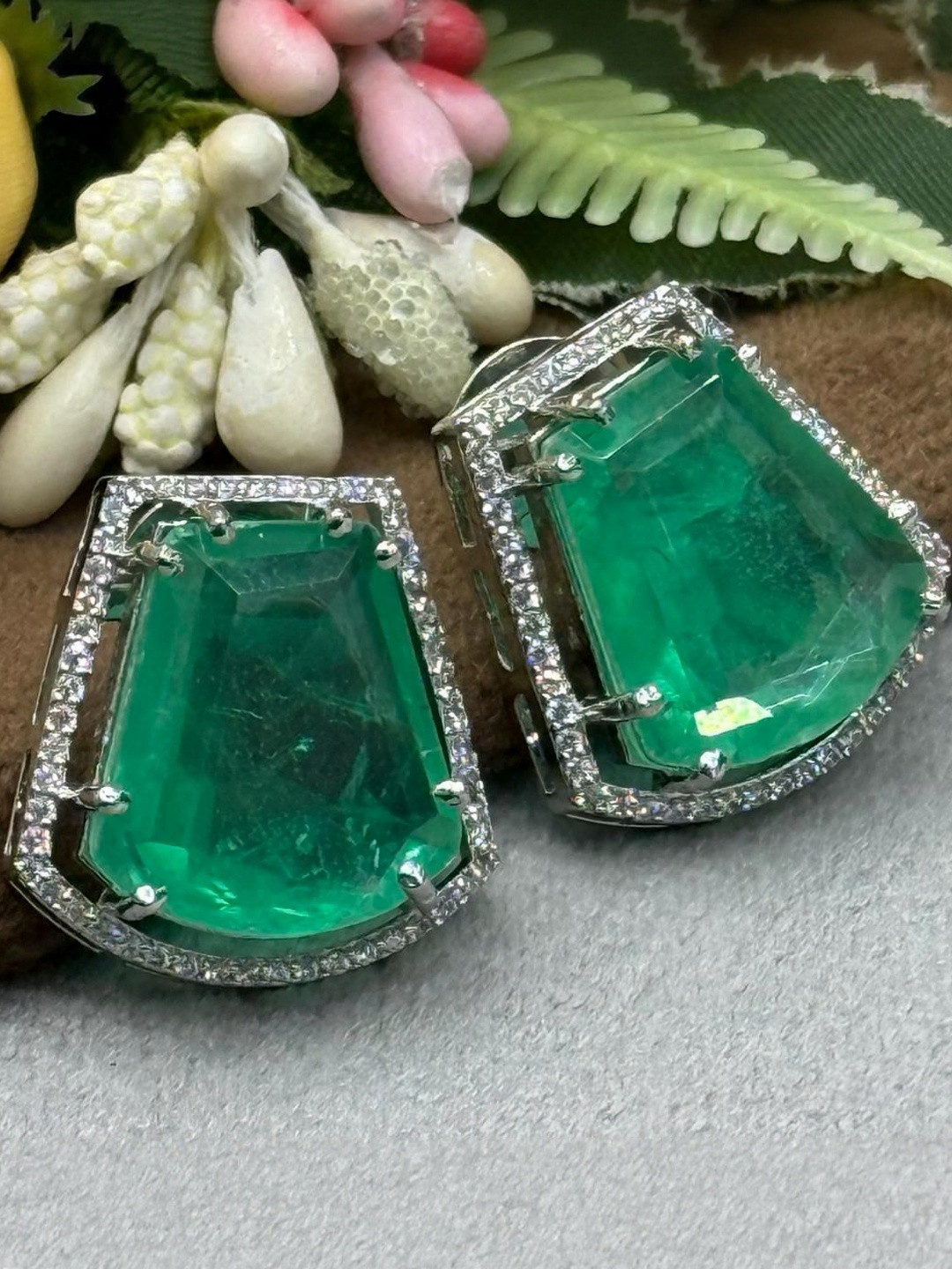 VANSHIKA JEWELS Women Gold Brass Gold Pleated Stud Earing With Artificial Stons