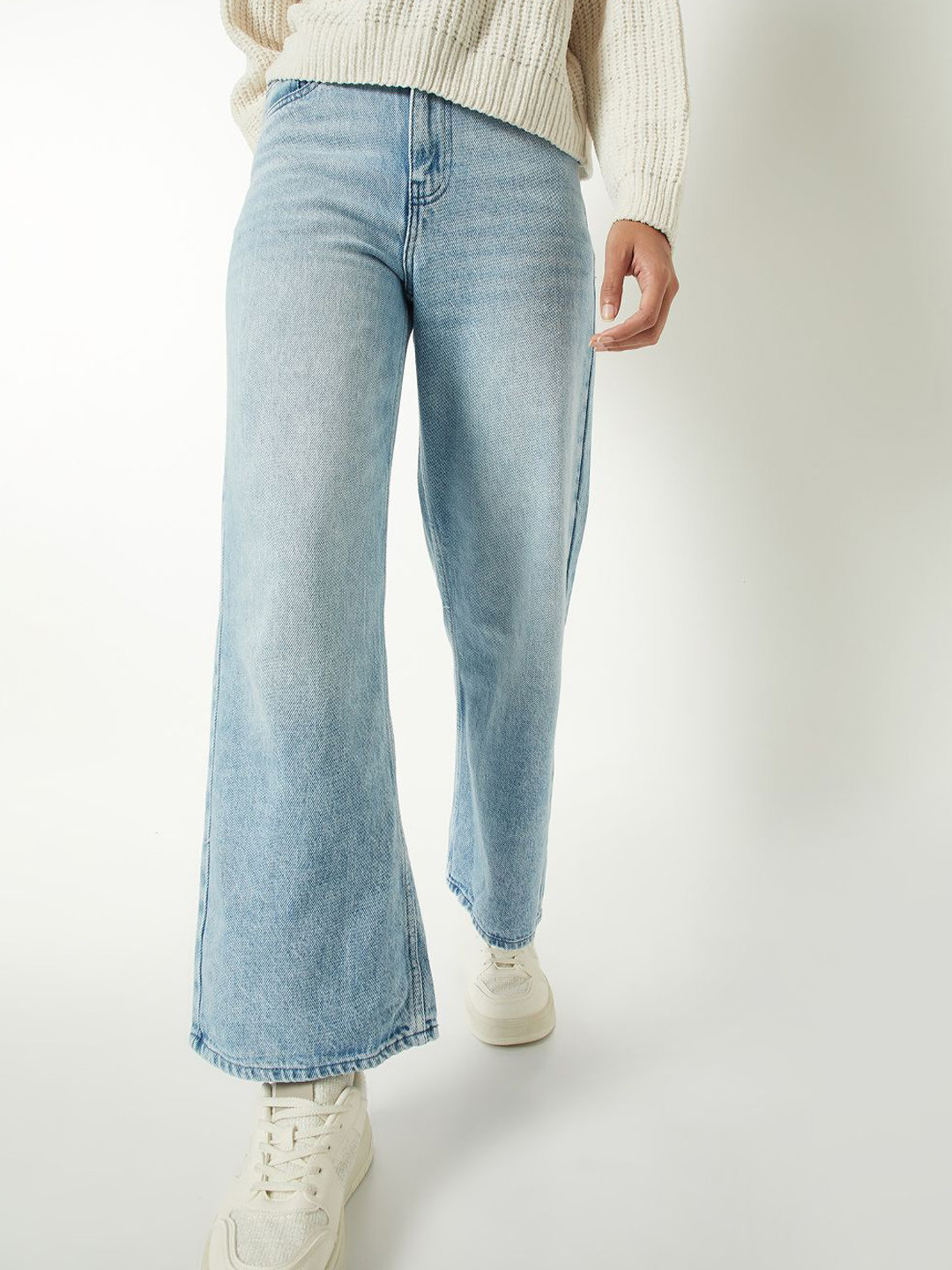 max Women Wide Leg Fit Mid-Rise Light Fade Cotton Jeans