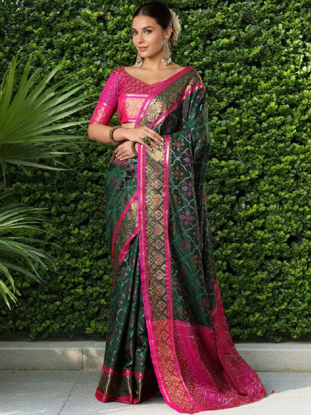 Suha Women Green & Pink Art Silk Ethnic Saree With Intricate Woven Design