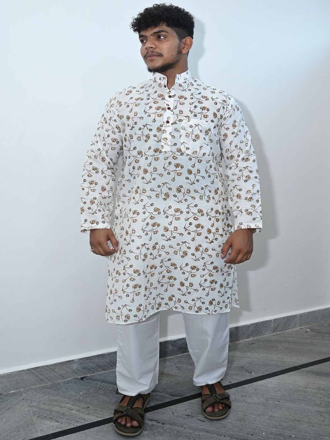 SAFAWY Floral Printed Mandarin Collar Kurta With Trousers