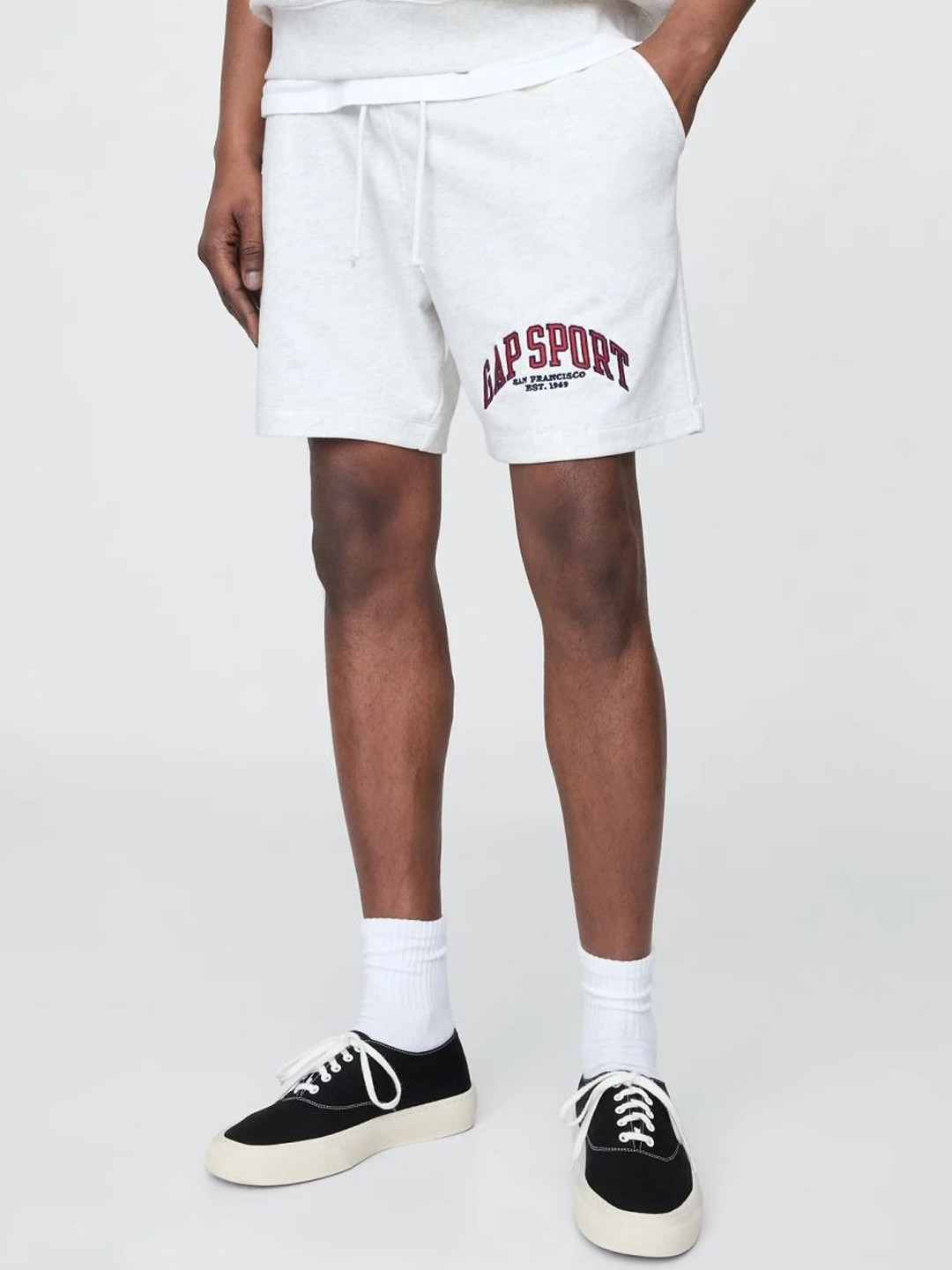 GAP Men Embroidered Mid-Rise Drawstring Shorts