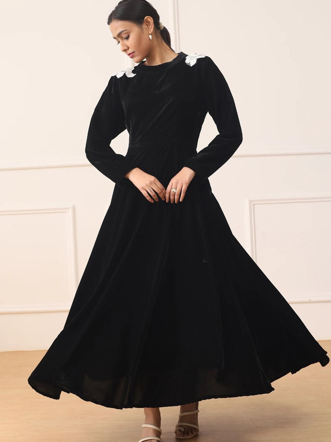 DZINEOAK Women Solid Velvet A-Line Maxi Dress