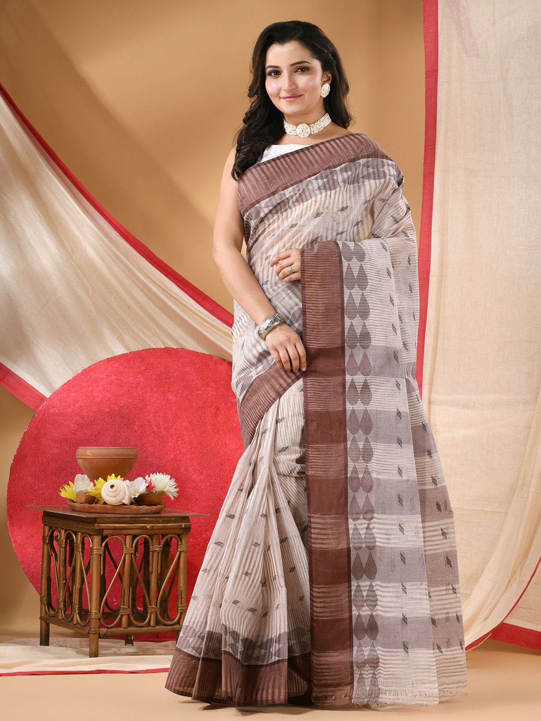 DESH BIDESH Woven Design Pure Cotton Taant Saree
