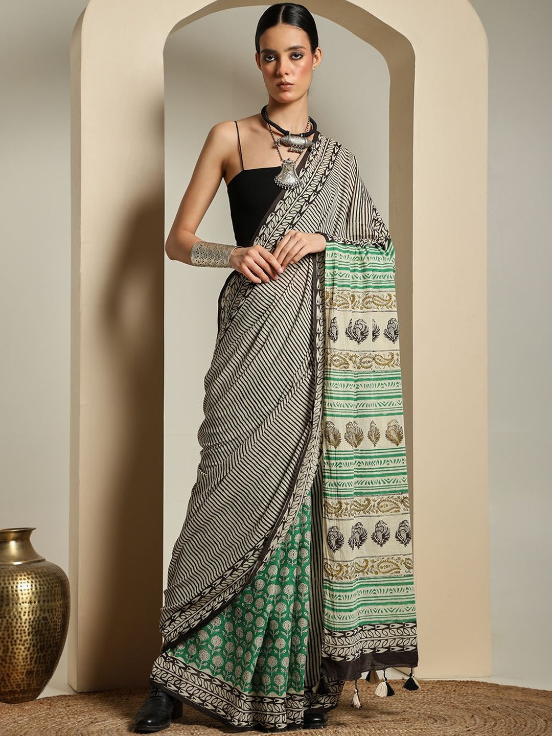 DESI VIDESI Striped Printed Bagru Pure Cotton Saree With Blouse Piece