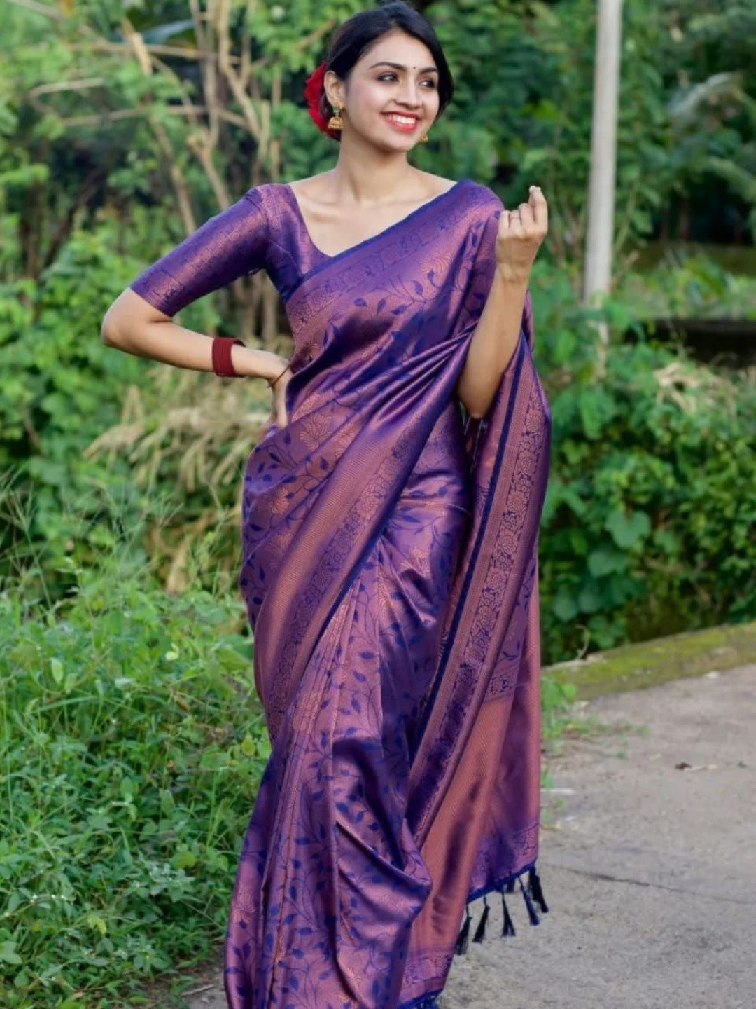 AVANTIKA FASHION Ethnic Motifs Woven Design Zari Kanjeevaram Saree