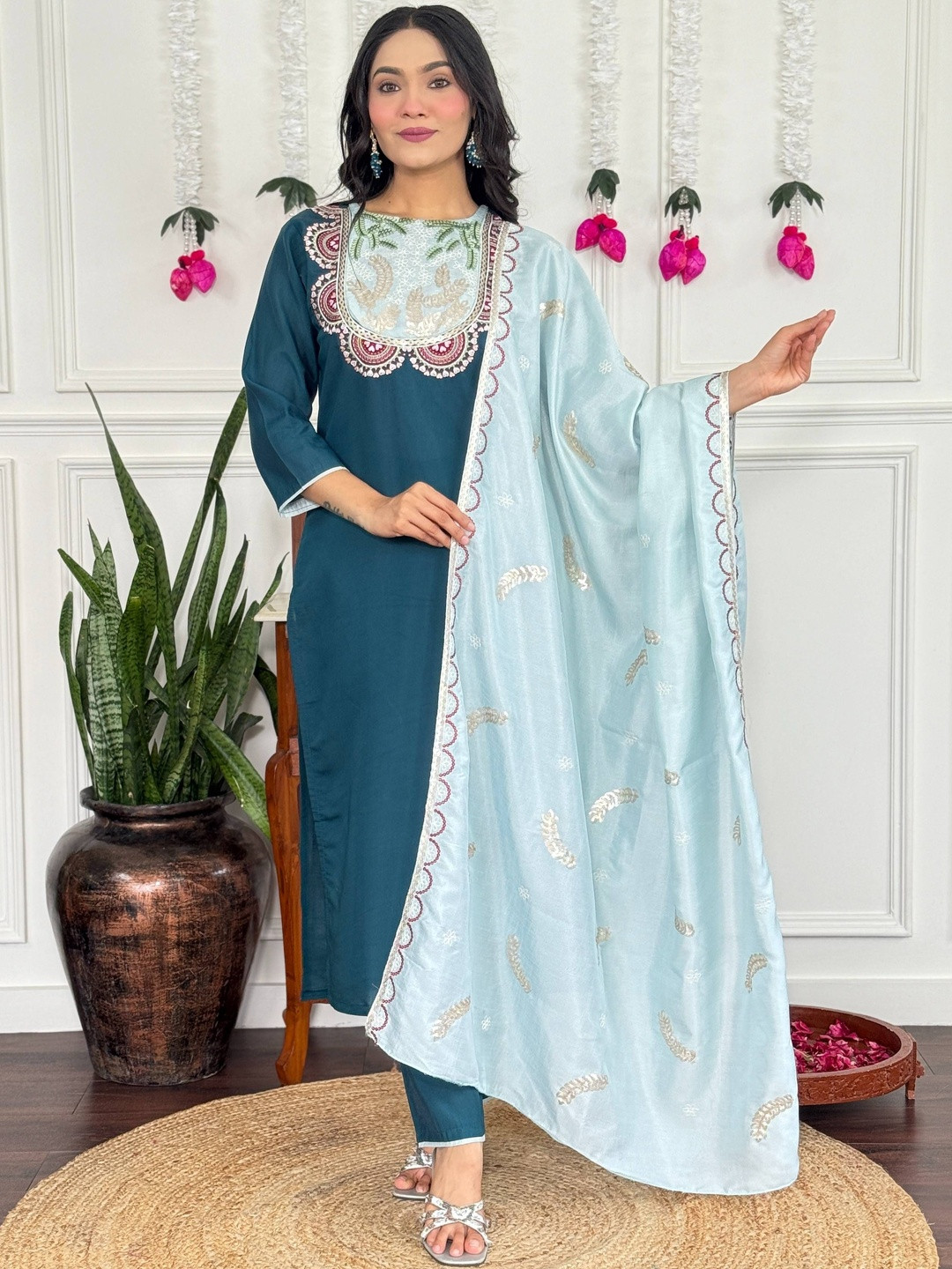 SUPPAR SLEAVE Ethnic Motifs Embroidered Thread Work Kurta With Trousers And Dupatta