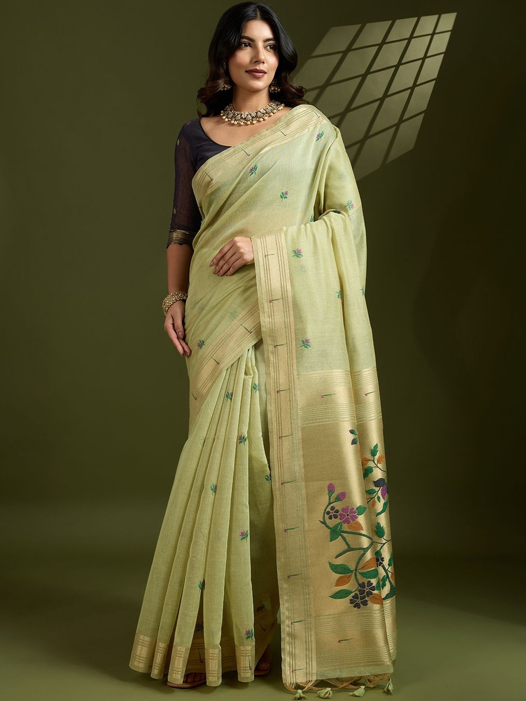 DIVASTRI Floral Woven Design Paithani Saree With Contrast Blouse Piece
