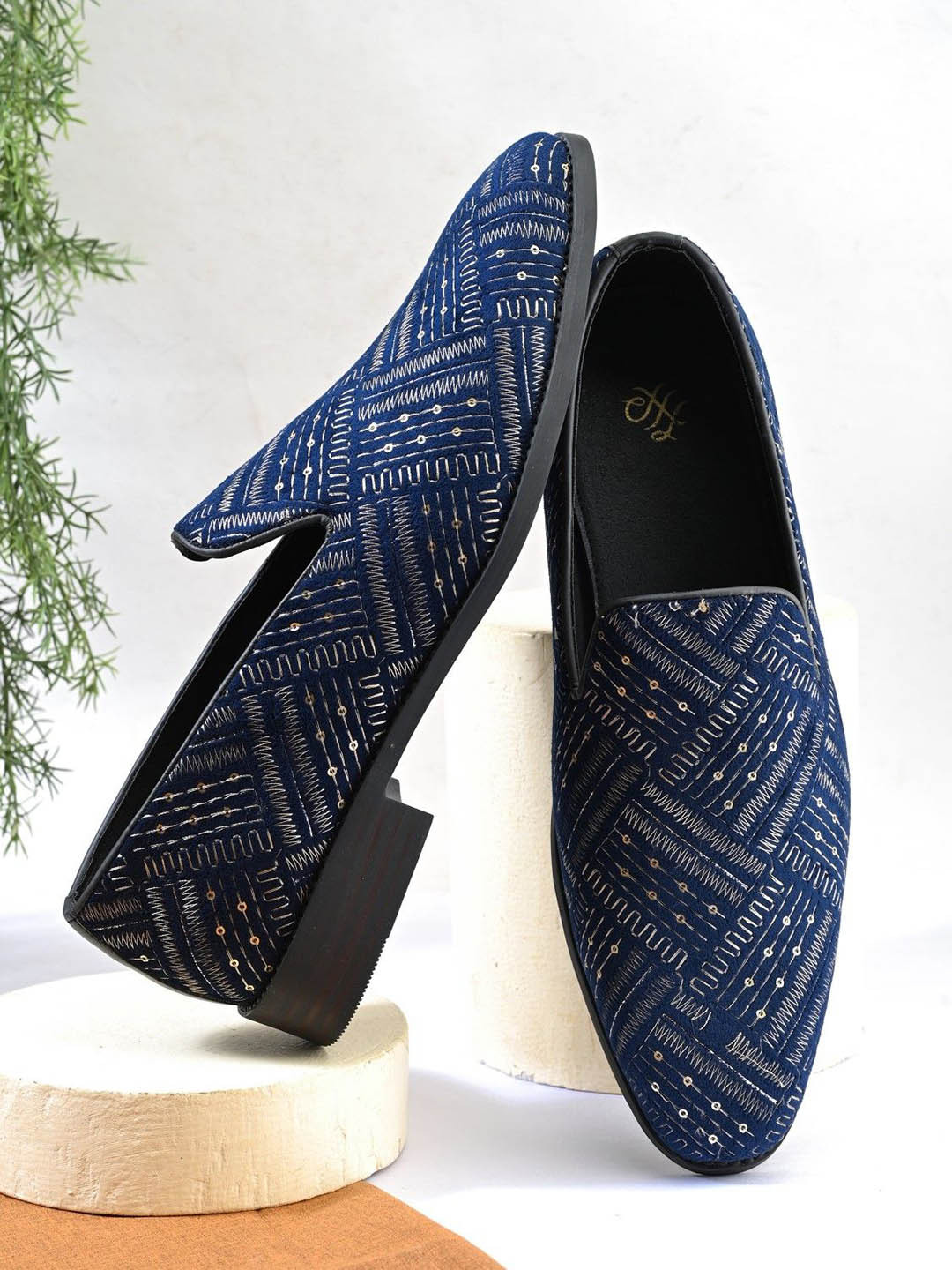 House of Pataudi Men Woven Dseign Round Toe Slip On Lightweight Mojaris