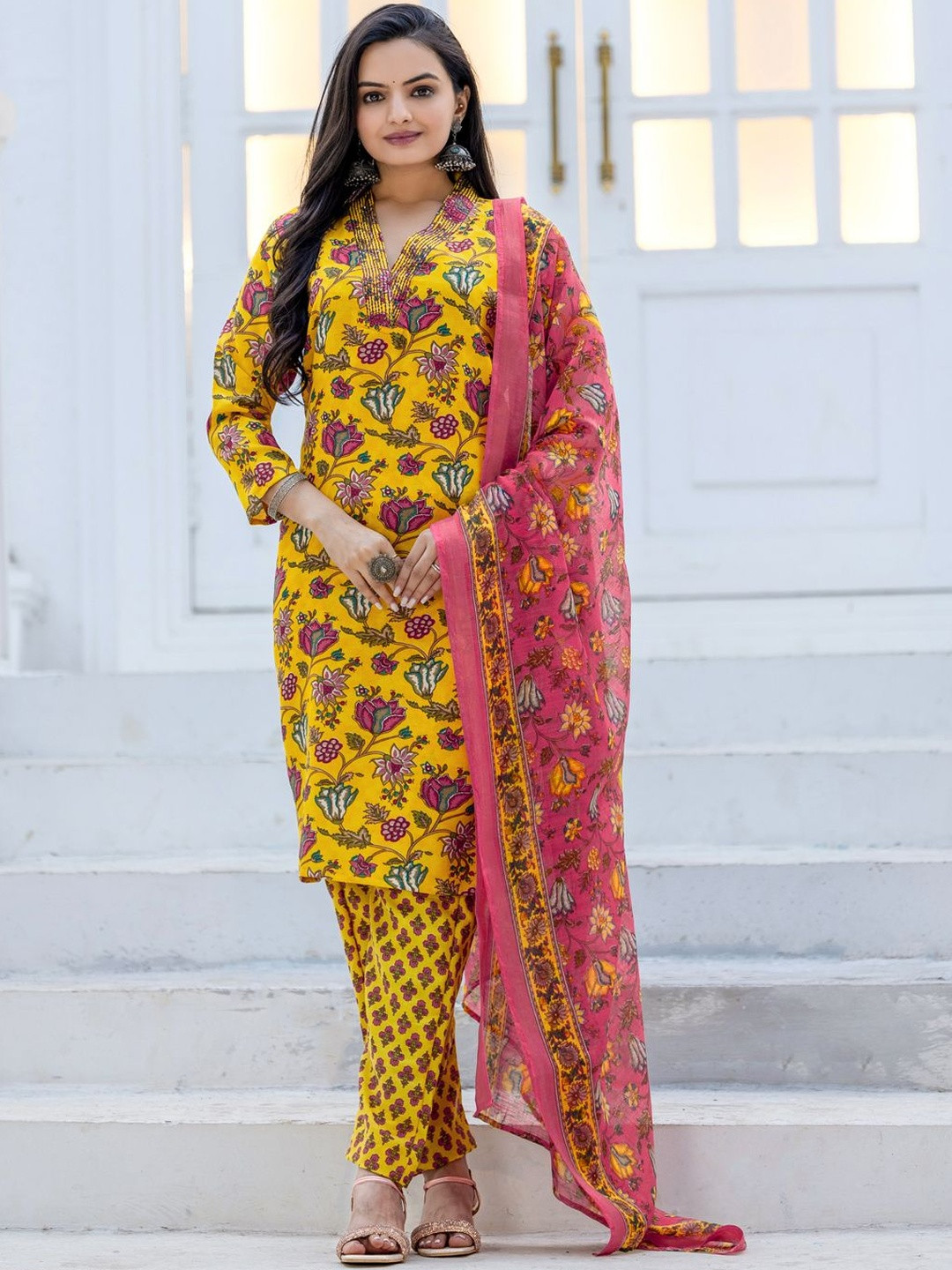 HERE&NOW Floral Printed V-Neck Kurta Withh Trousers & Dupatta