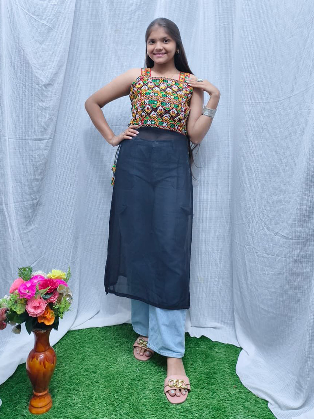 LIPS CROWN Ethnic Motifs Embroidered Square Neck Kurta