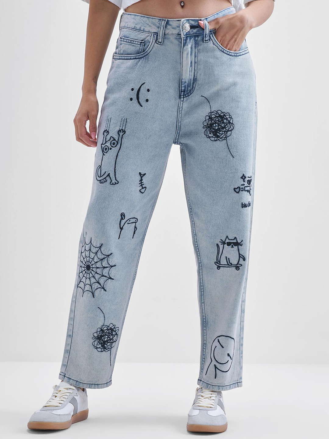 Street By Tokyo Talkies Women Mid-Rise No Fade Stretchable Mom Fit Jeans