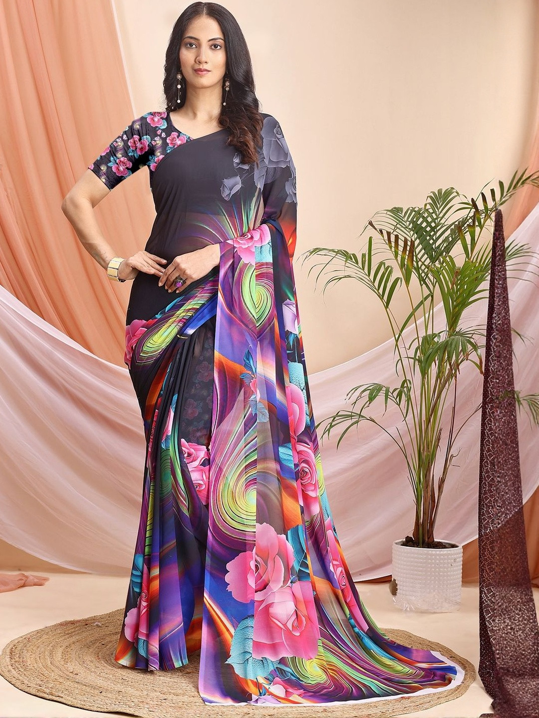SHIVAM FABRICS Floral Printed Wieghtless Saree