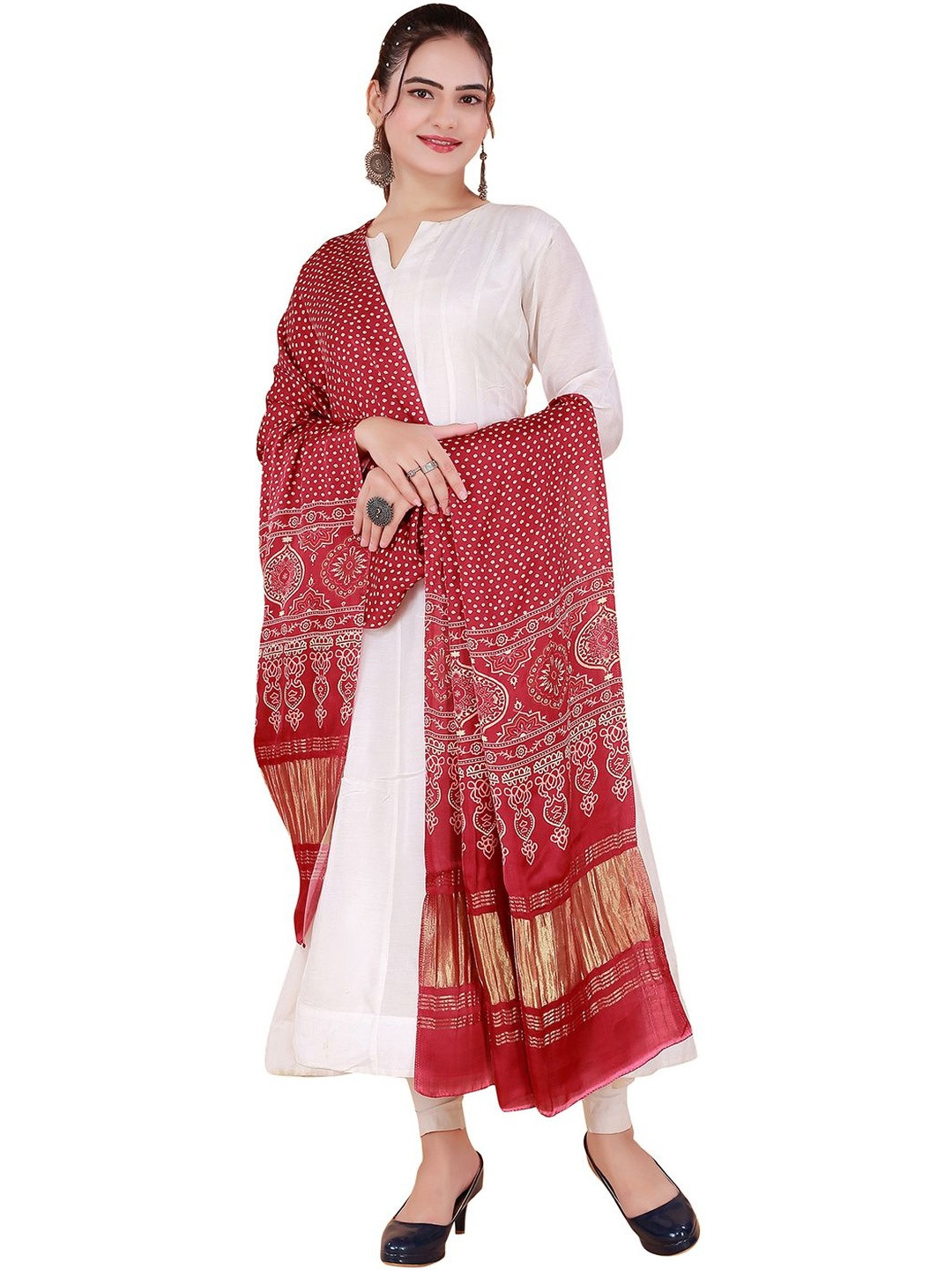 Desibutik Women Silk Zari Blend Border Printed Dupatta
