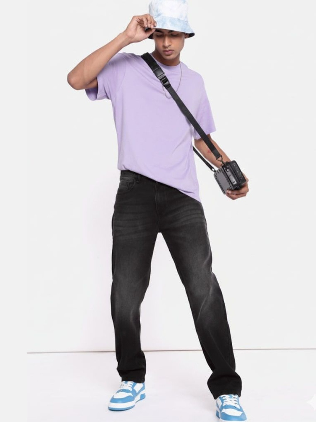 Roadster Men Light Fade Whiskers and Chevrons Cotton Regular Fit Jeans