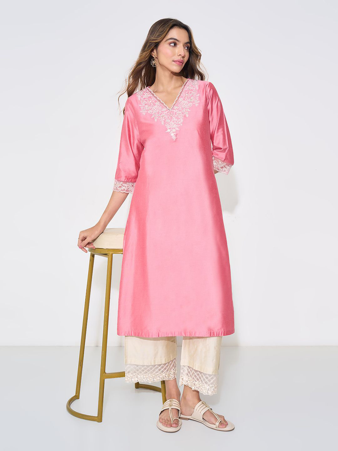 RANGMANCH BY PANTALOONS Floral Yoke Design Thread Work Straight Kurta