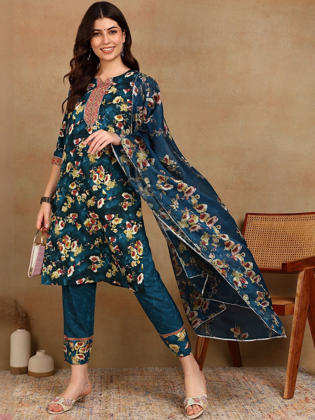 AARAGANA Women Floral Printed Kurta with Trousers & With Dupatta