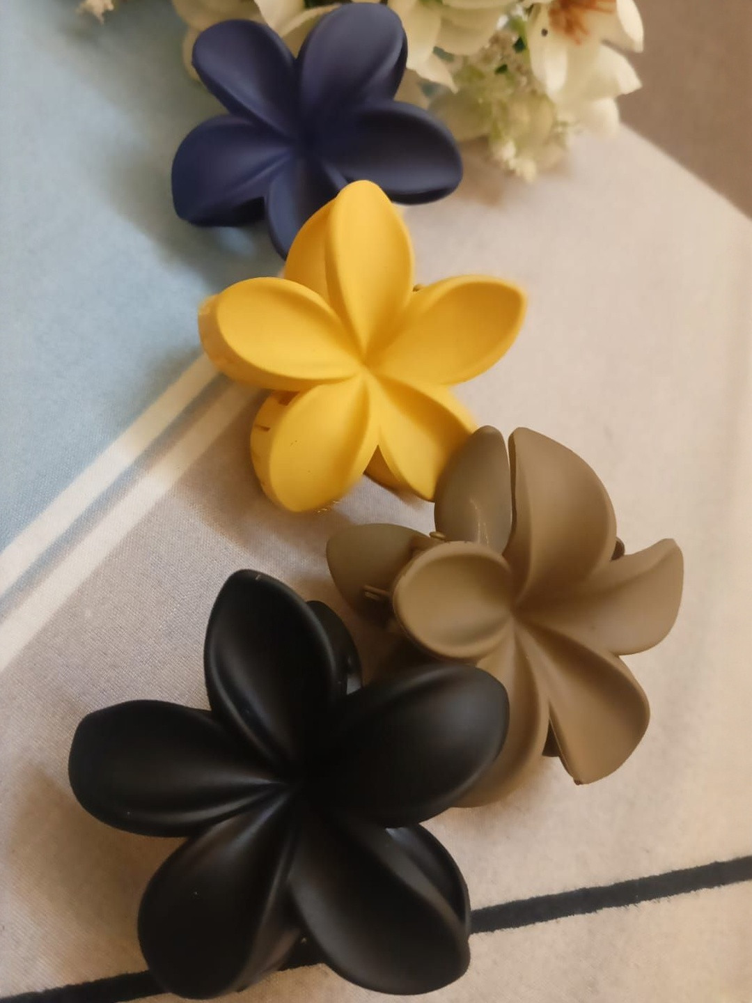 STING BEE Women Set of 4 Flower shape Matte Finish Claw Clip
