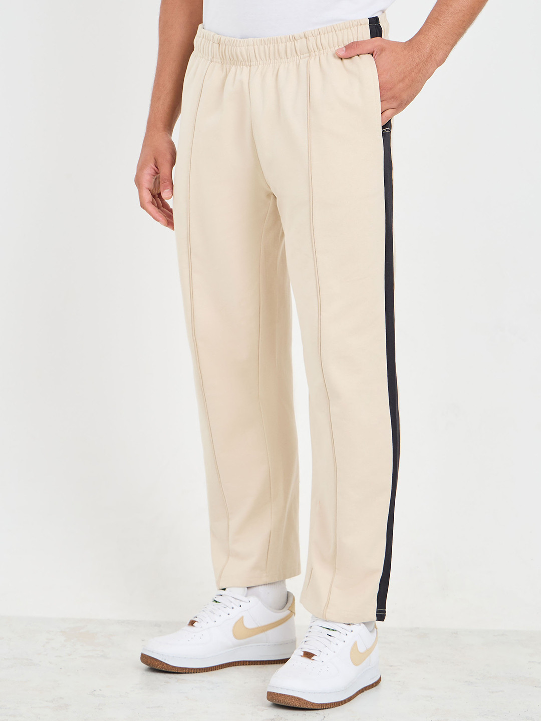 Styli Men Side Contrast Open Hem Relaxed Fit Joggers with Zip Pockets