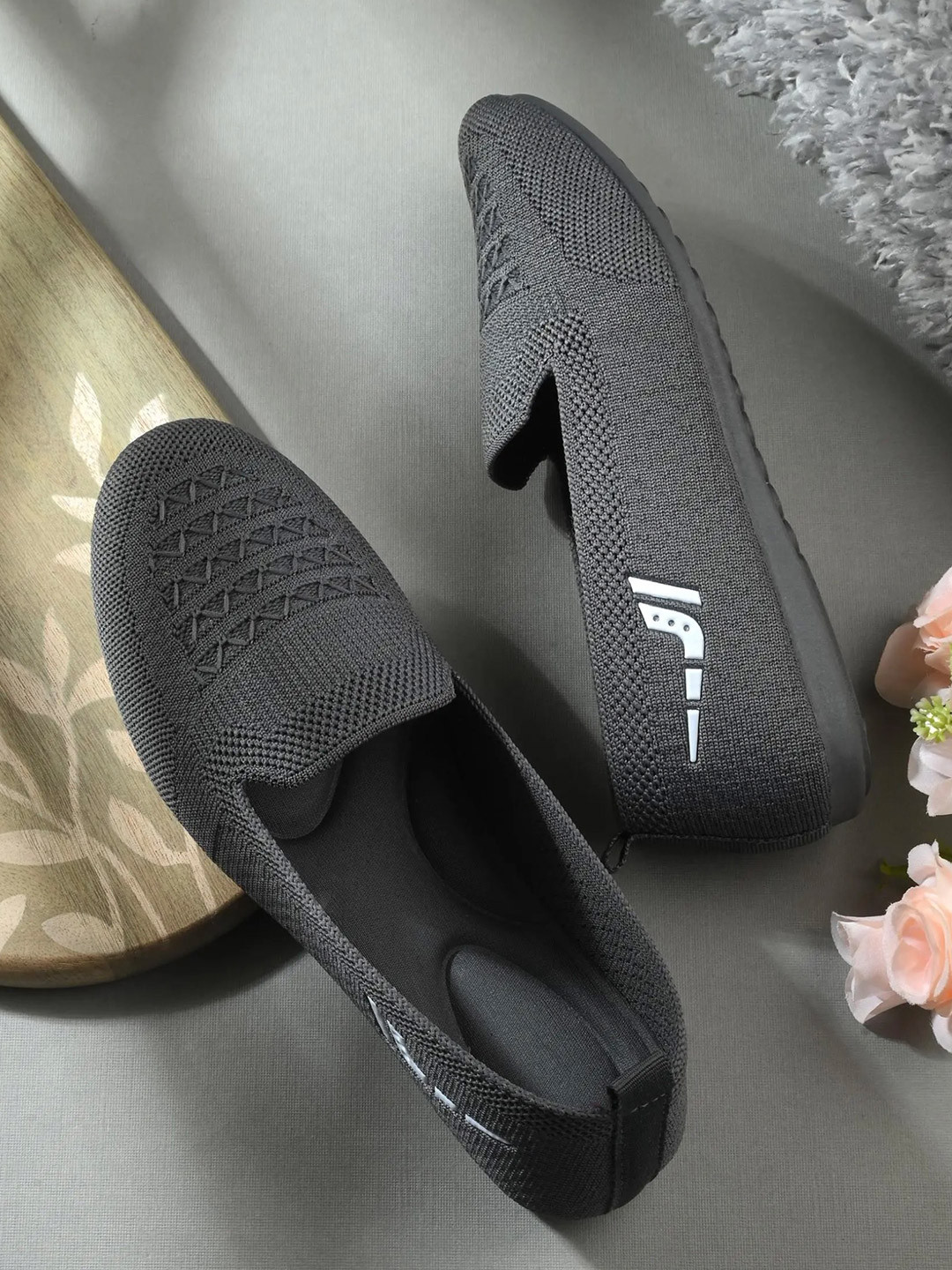 Deflow Women Textured Slip-On Sneakers