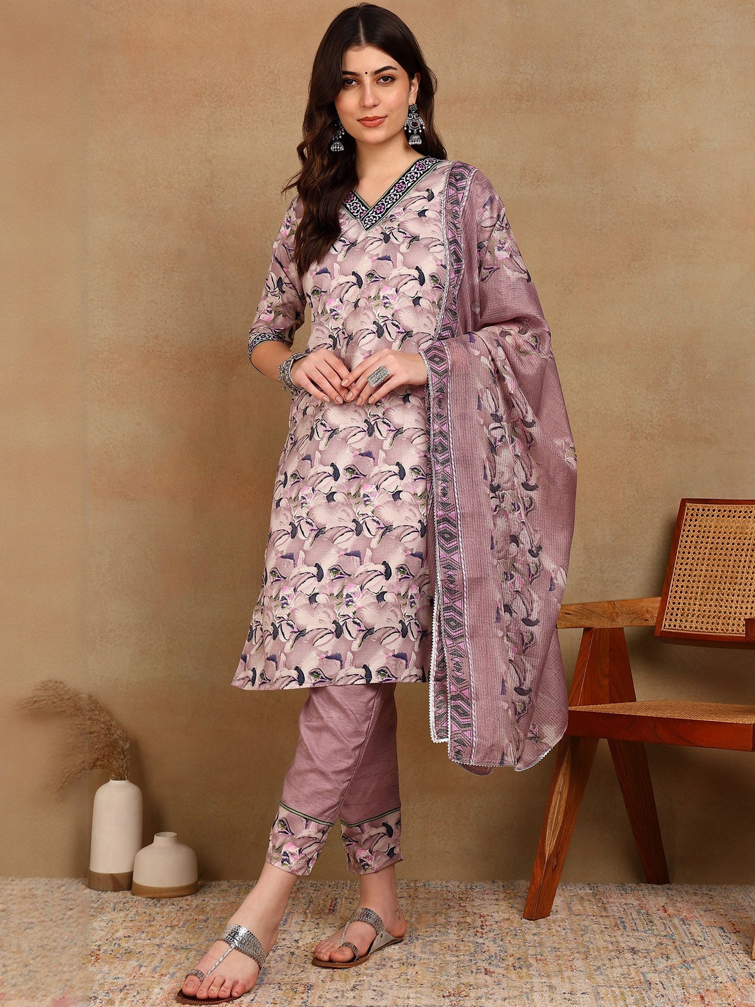 AARAGANA Floral Printed V-Neck Straight Kurta With Trousers & Dupatta