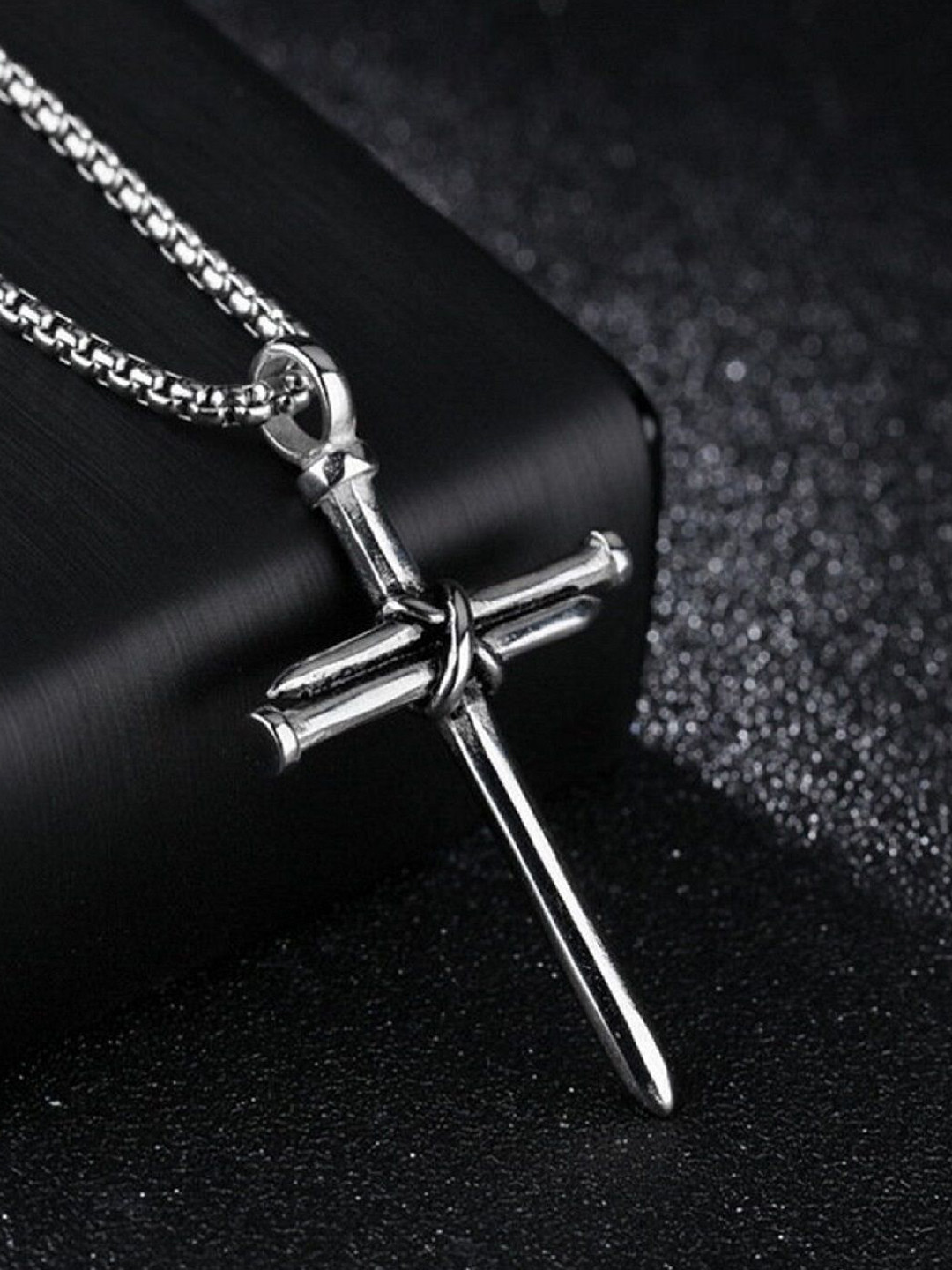 MAVINCLUB Men Silver-Plated Cross Shape Pendant With Chain