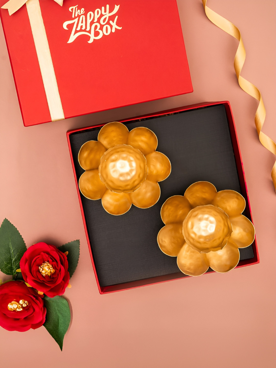 The Zappy Box Gold-Toned 2 Pieces Flower Candle Holder