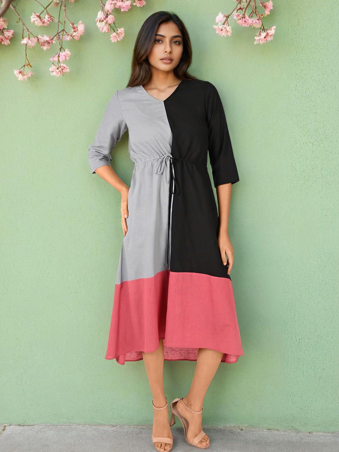 Dora Dori Women Colourblocked V-Neck Fit & Flare Dress