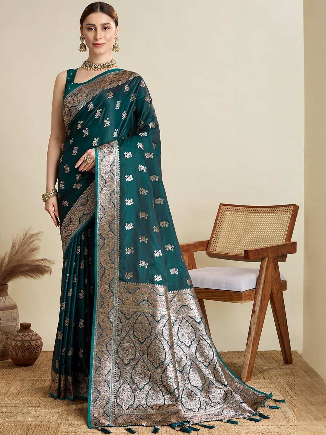 NIWAA Ethnic Motifs Zari Silk Blend Heavy Work Banarasi Saree With Blouse Piece