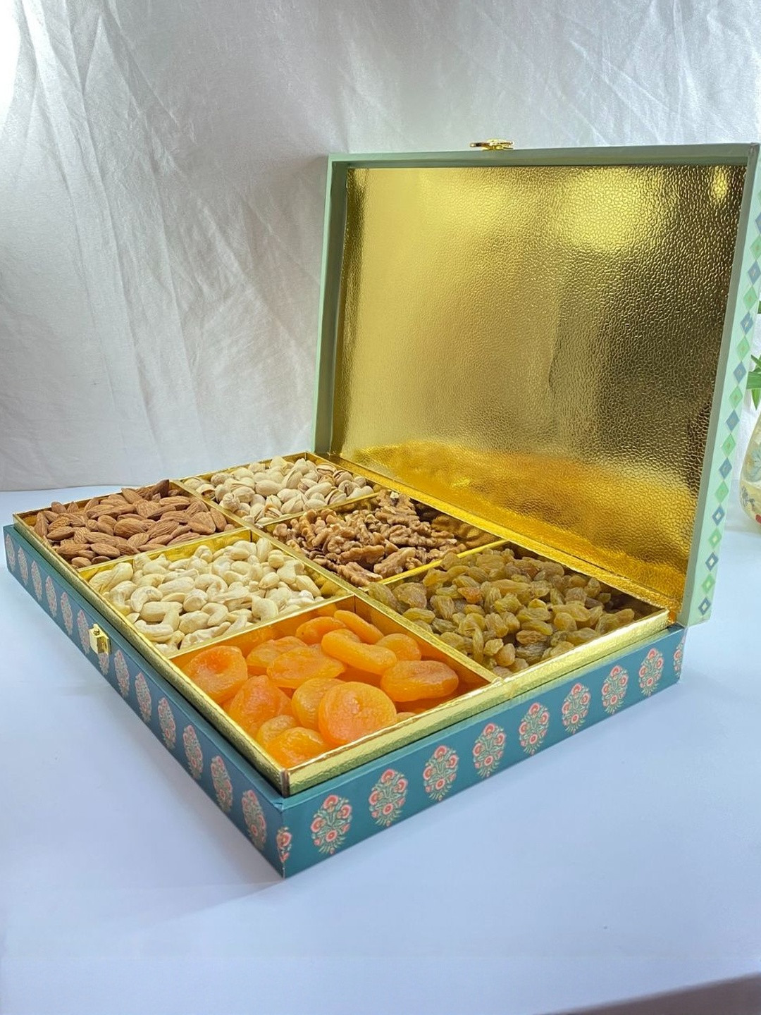 MERA HAAT Premium Festive Gift Box 600g with 6 Compartments