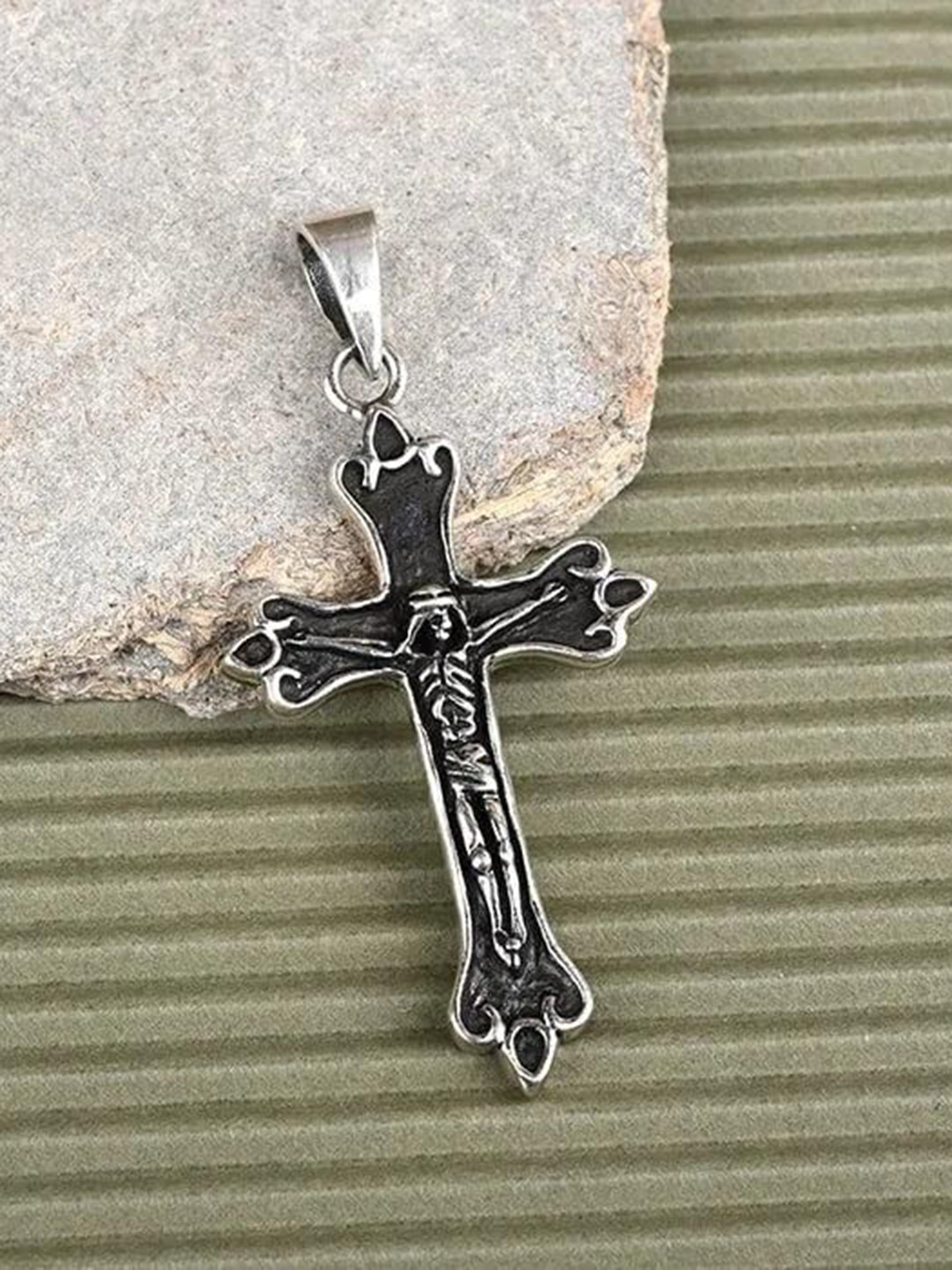 TOUCH925 Men Divine Sentinel Cross Sterling Silver Geometric Shaped Pendant