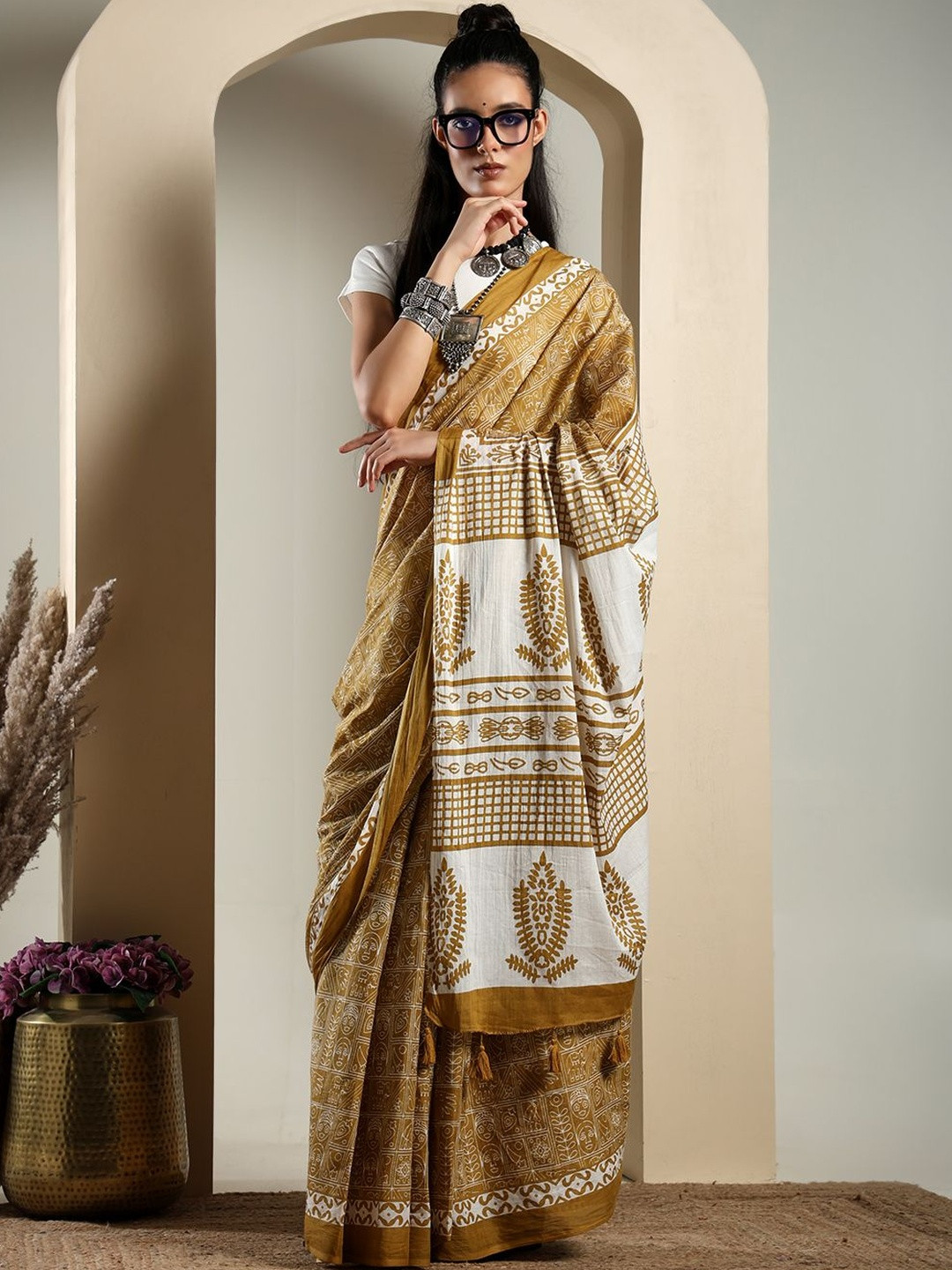 DESI VIDESI Abstract Printed Bagru Saree With Blouse Piece