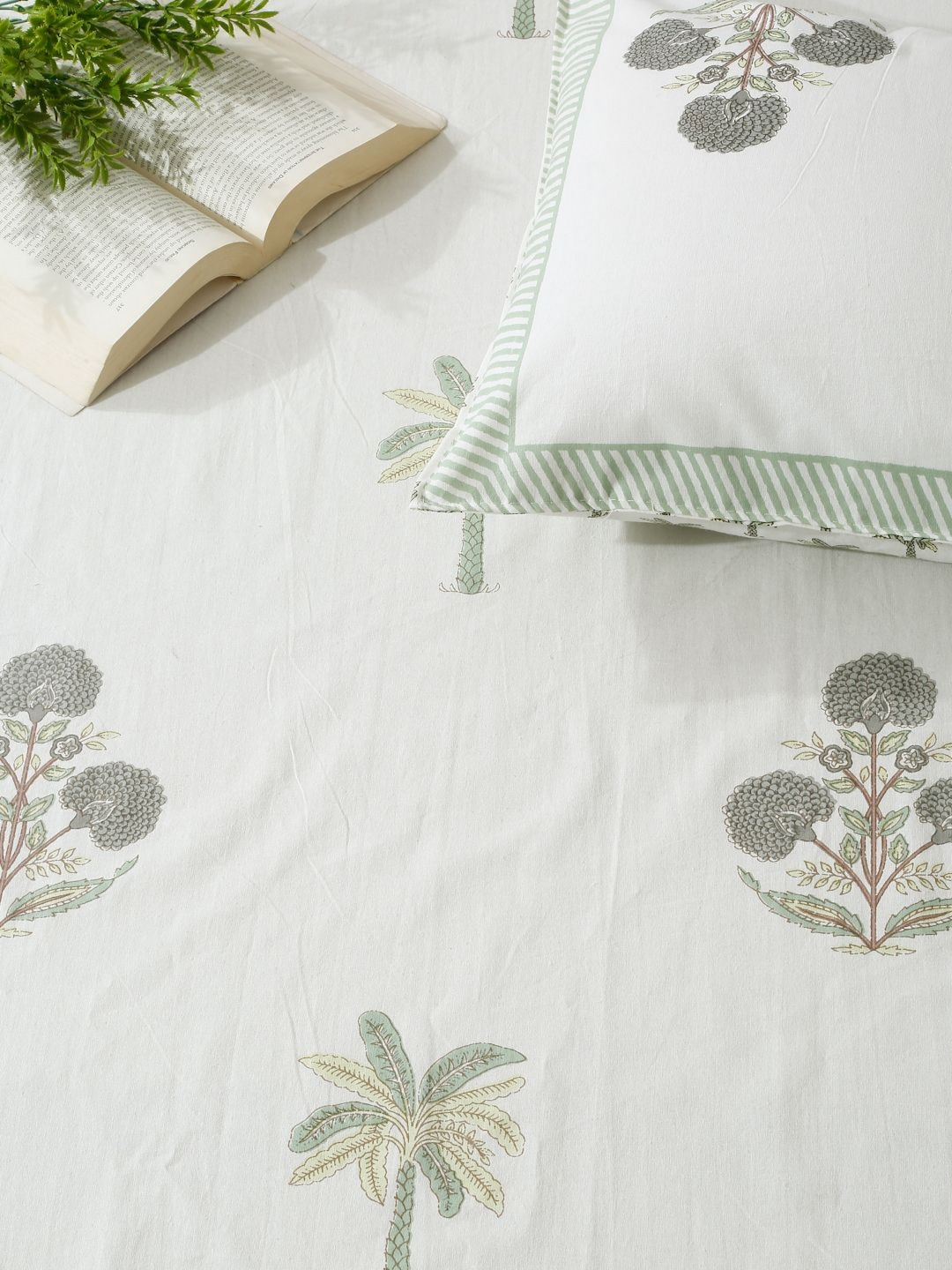 Rajasthan Decor Cream-Coloured Printed Cotton 210 TC Super King Bedsheet Set 2.7 x 2.7m