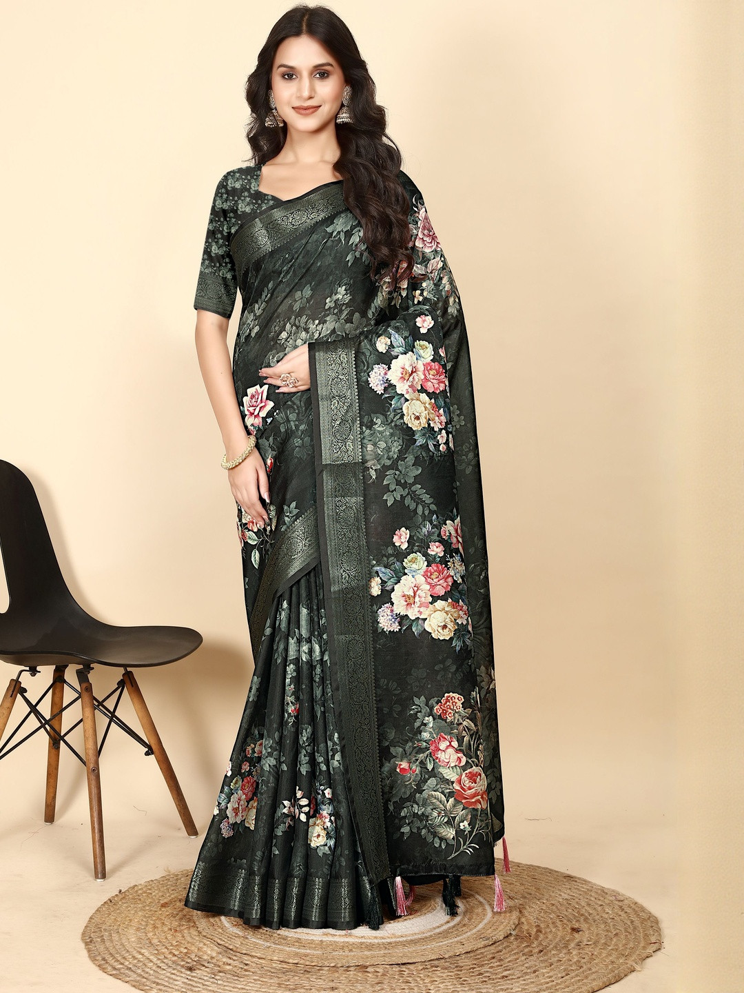 J 6 DESIGNER Muskan Floral Printed Saree with Blouse Piece